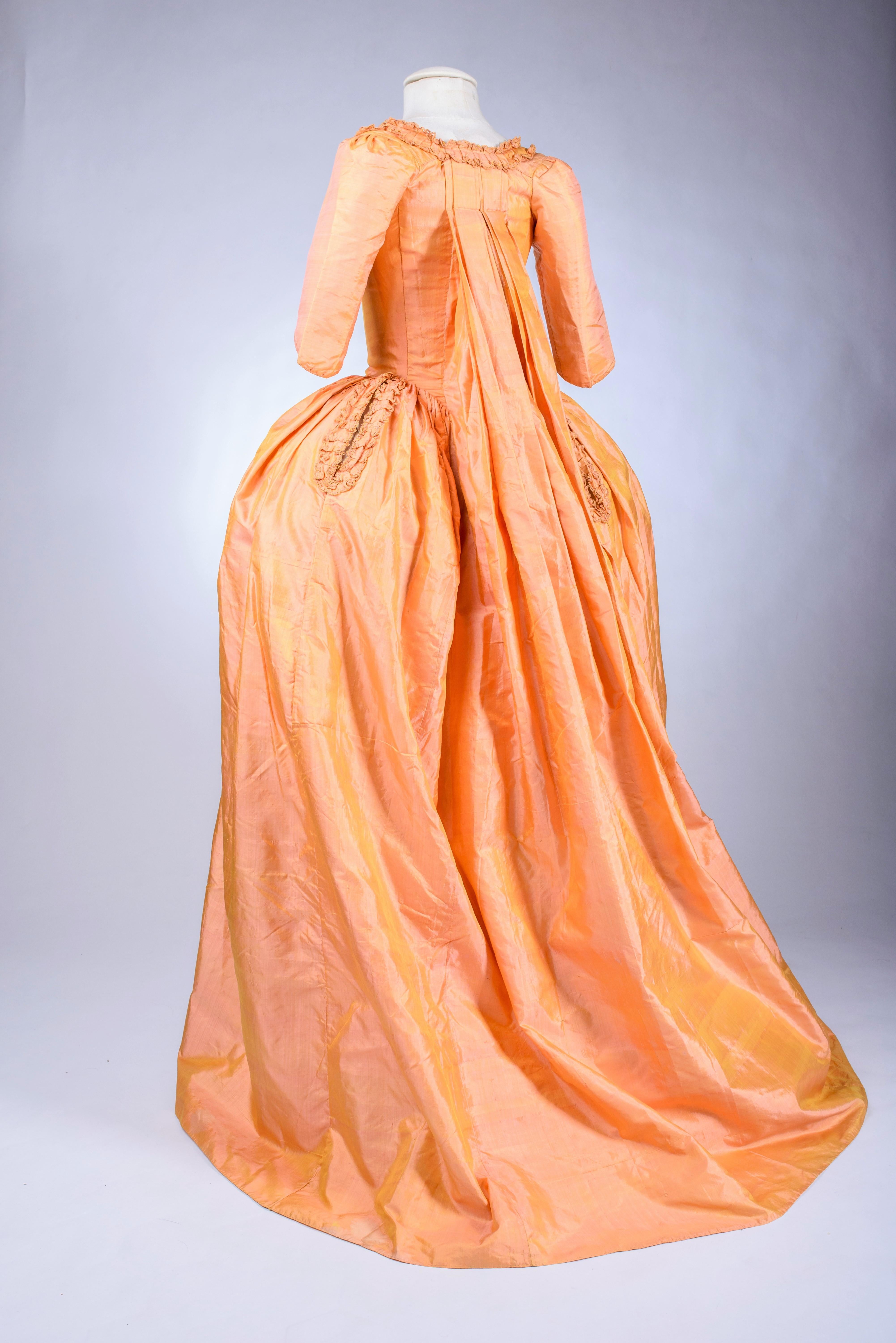 A sack-back gown in changing taffeta Florence silk - French Circa 1785 3