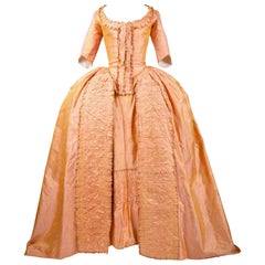 Robe à dos nu en taffetas de soie Florence changeant, France, datant d'environ 1785