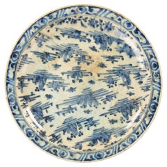 Plat en poterie Safavide bleu et blanc