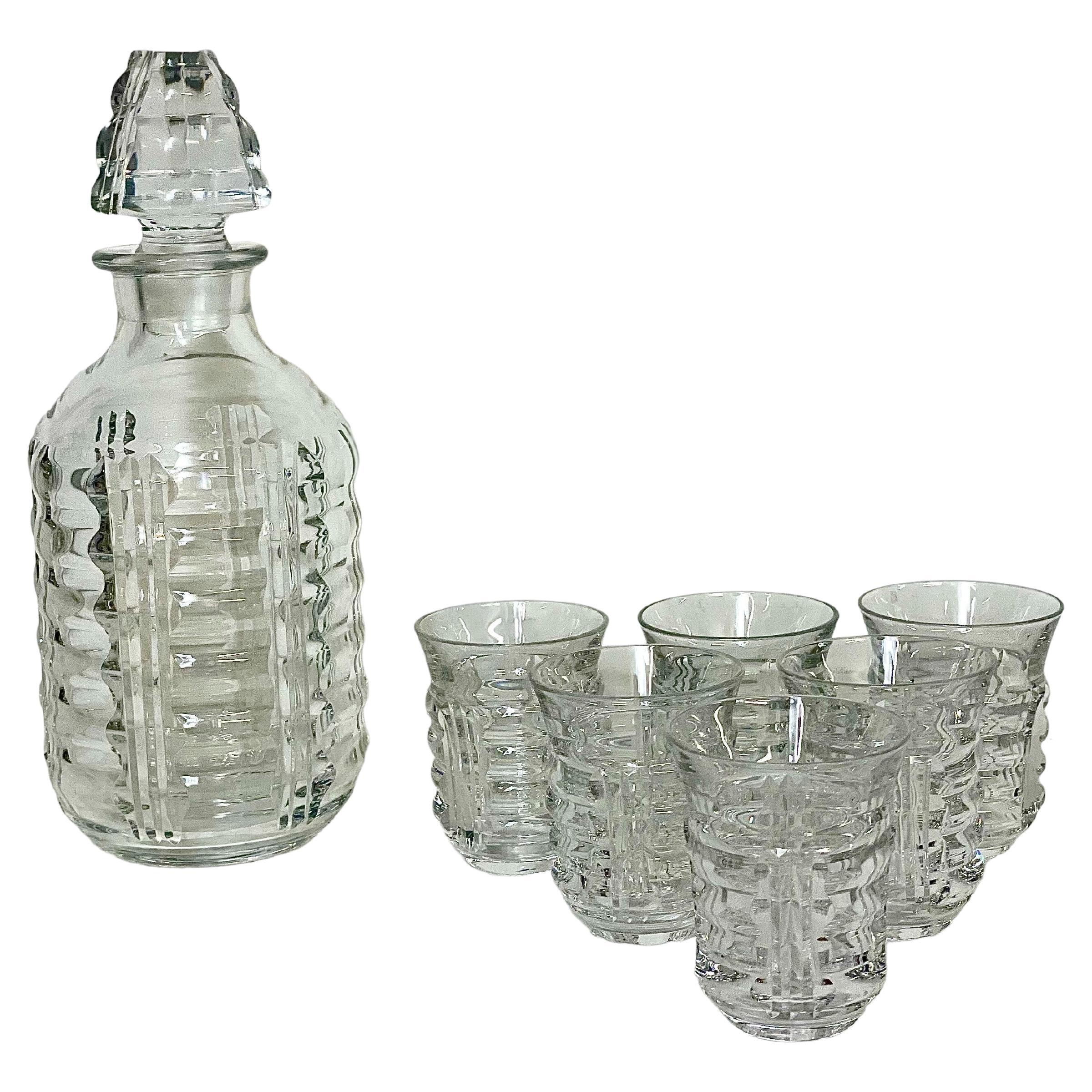 Decantador con tapa de cristal Saint Louis vintage y seis vasos de cristal en venta