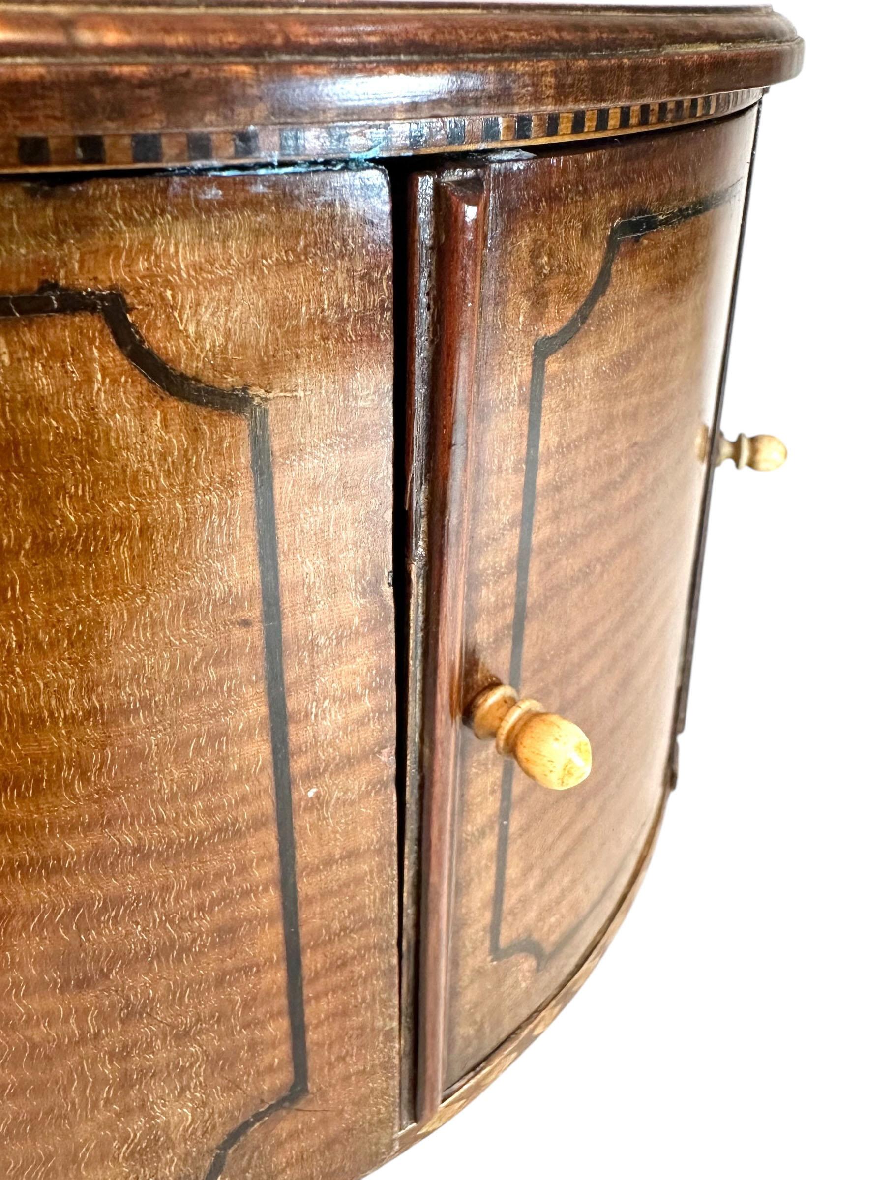 Una Muestra De Vendedor De Una Arqueta Inglesa Demilune en Bueno estado para la venta en Tampa, FL