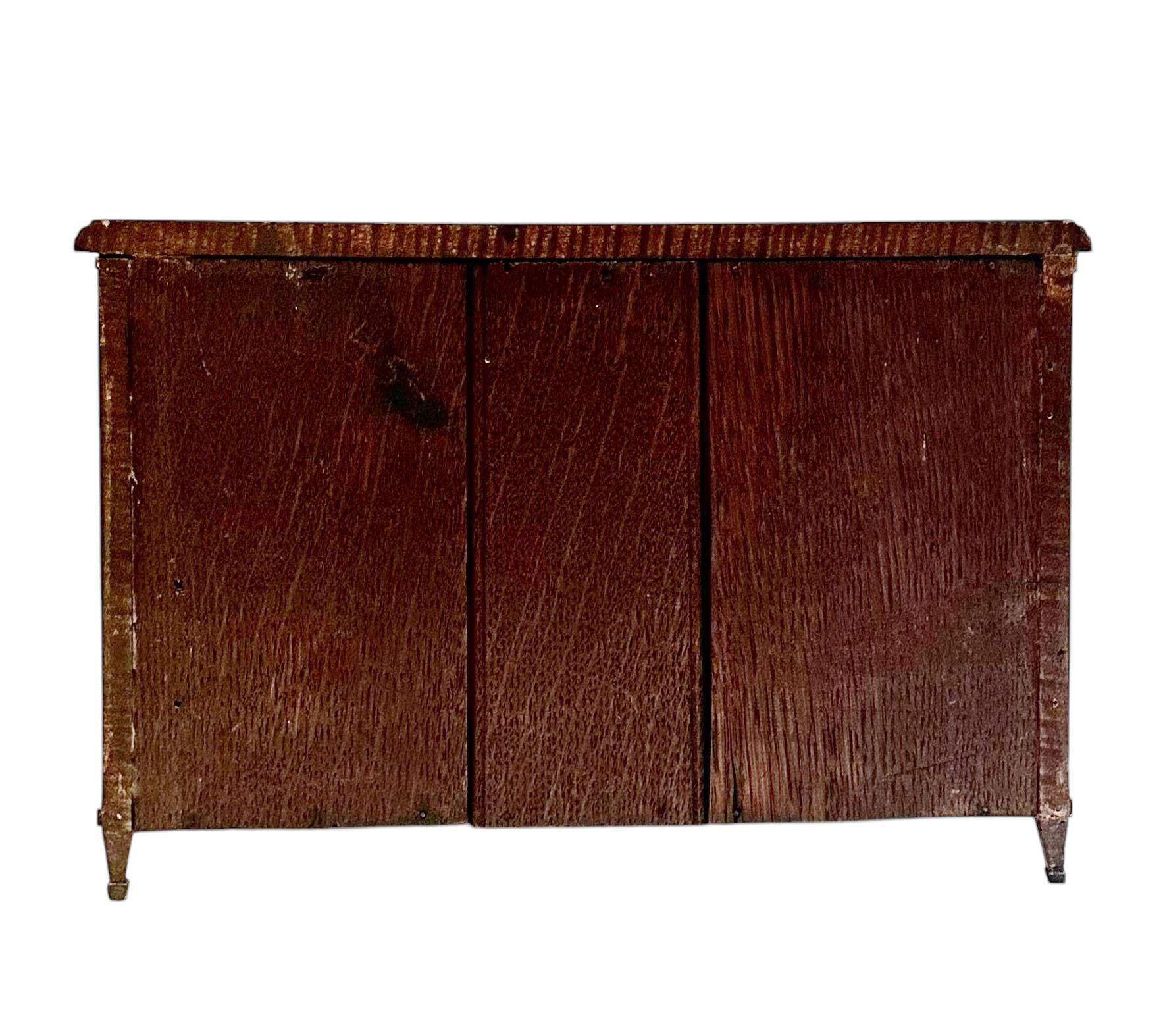 Una Muestra De Vendedor De Una Arqueta Inglesa Demilune en venta 2