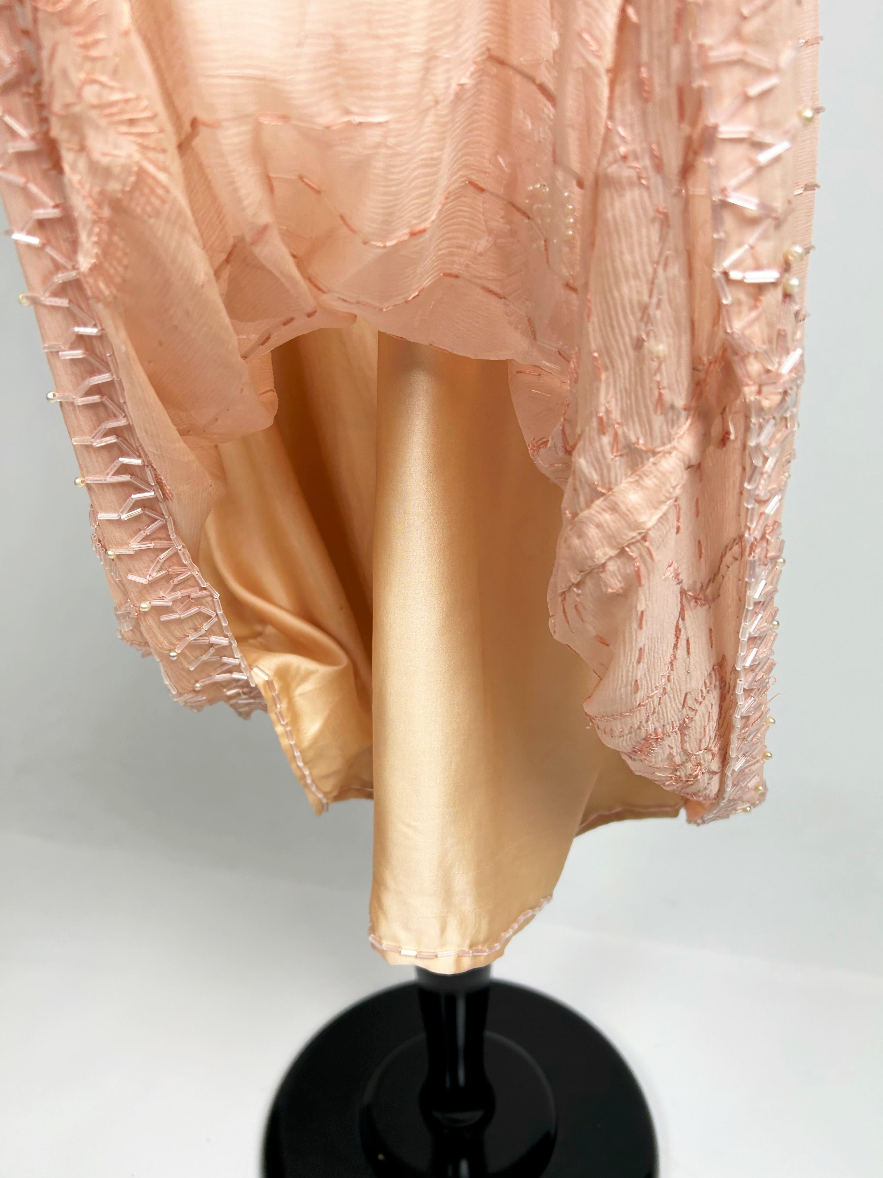 Lachsfarbenes besticktes Chiffon-Flapper-Kleid - Frankreich um 1925 im Angebot 5