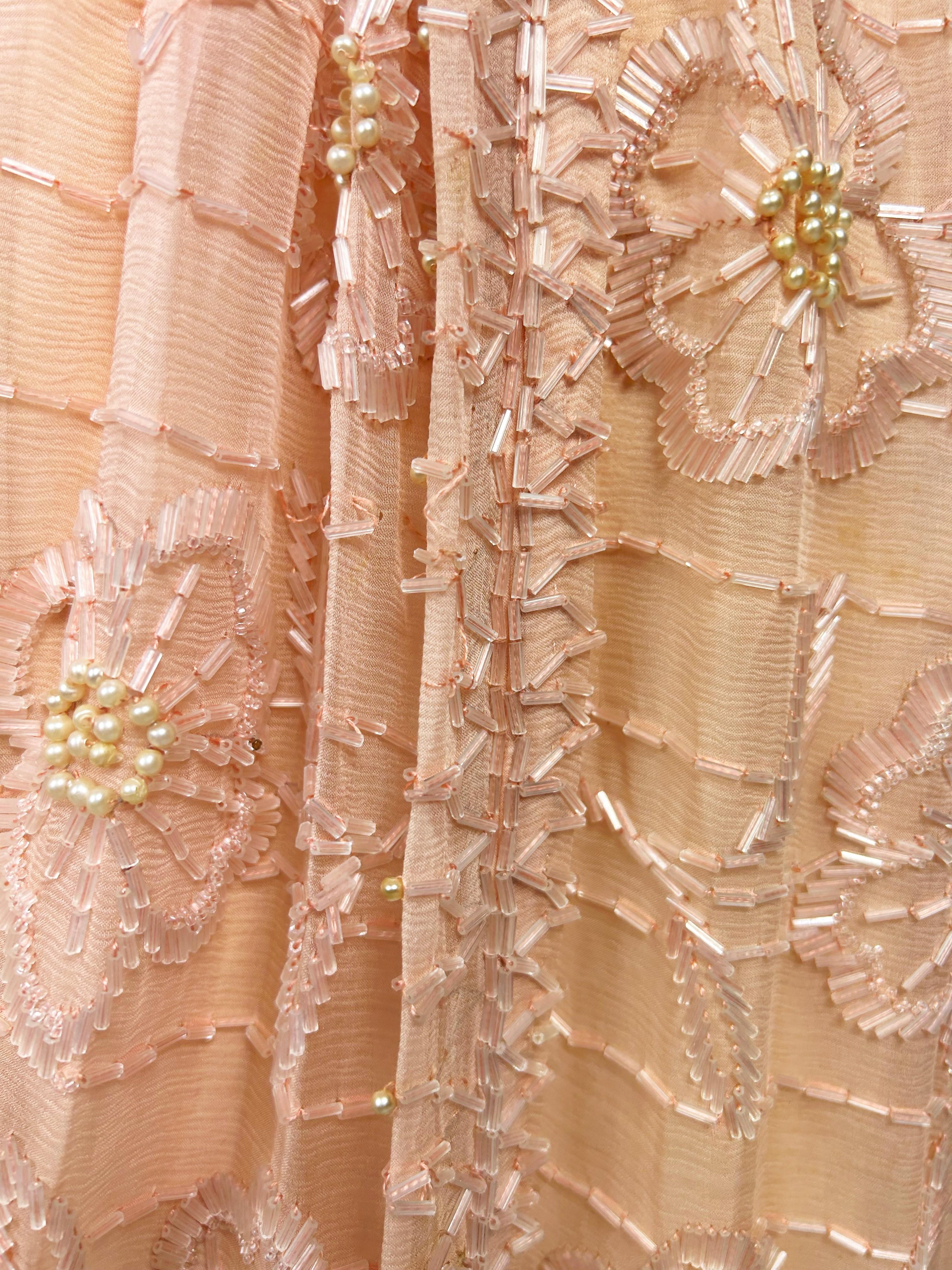 A Salmon embroidered Chiffon Flapper Dress - France Circa 1925 For Sale 7