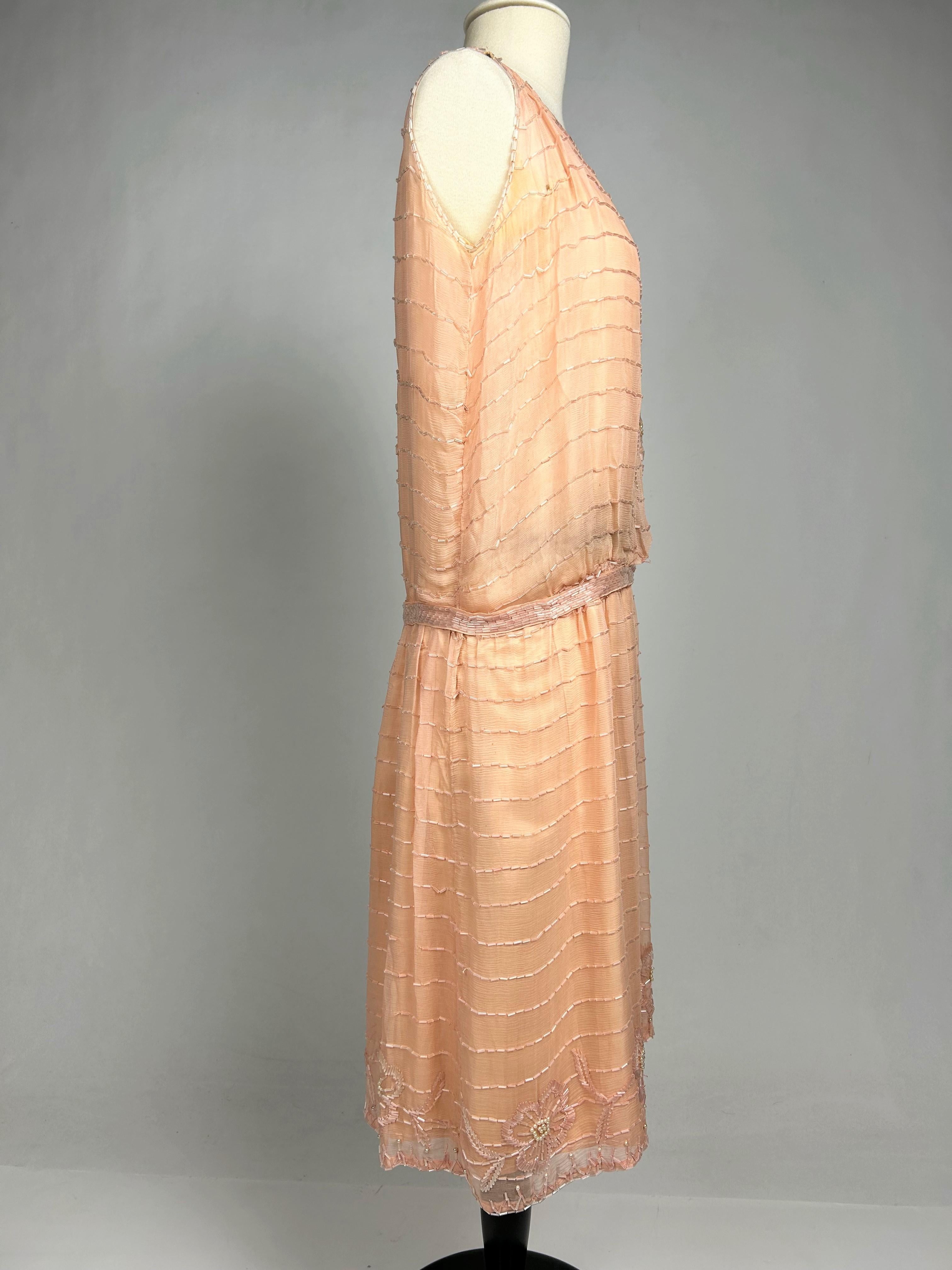 Robe de soirée en mousseline de soie brodée couleur saumon, France, circa 1925 en vente 9