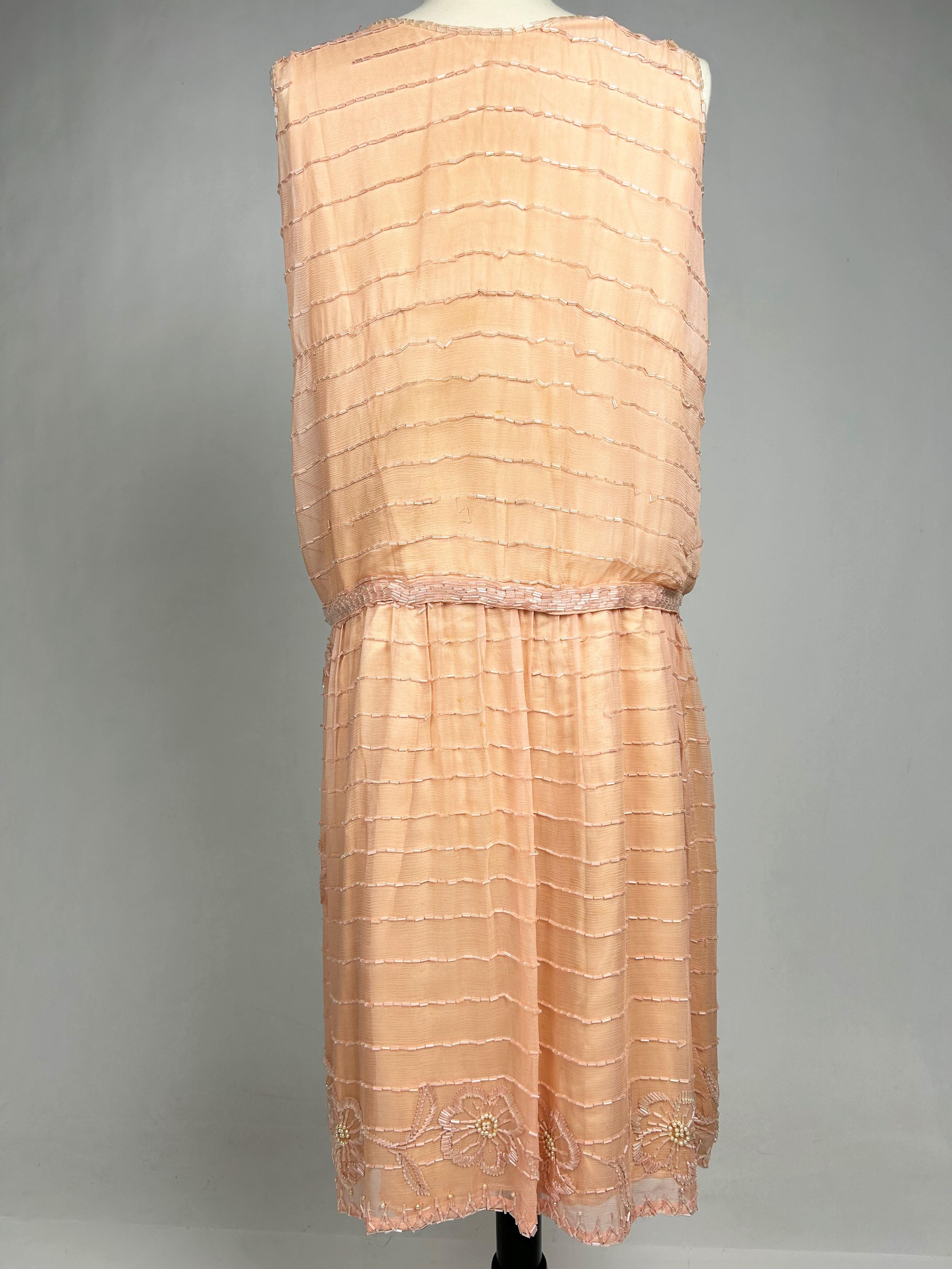 Robe de soirée en mousseline de soie brodée couleur saumon, France, circa 1925 en vente 10