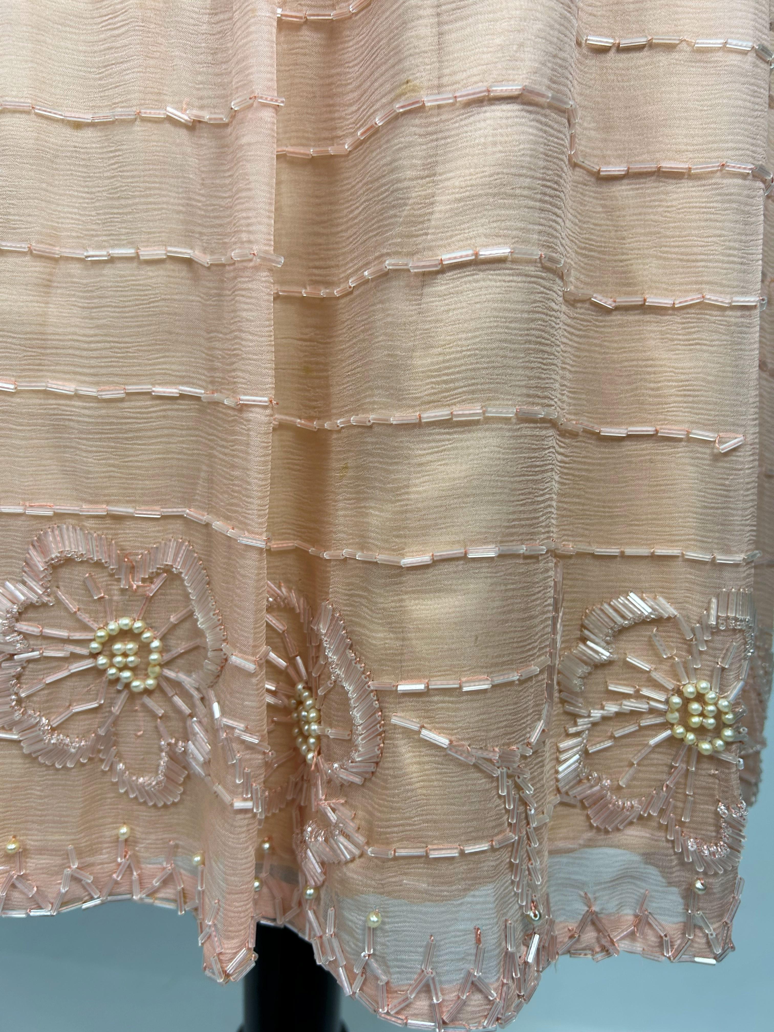 A Salmon embroidered Chiffon Flapper Dress - France Circa 1925 For Sale 11