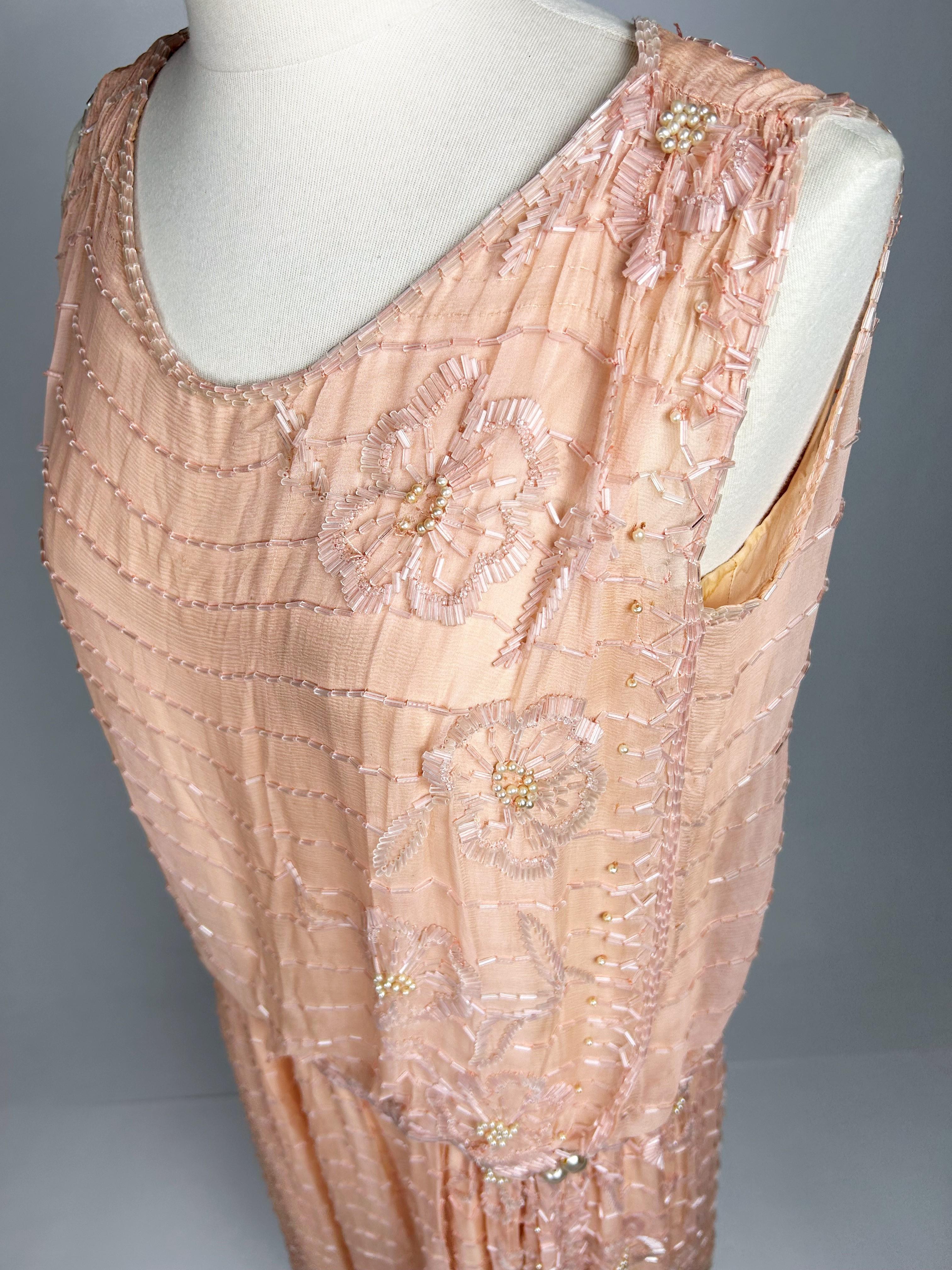 Lachsfarbenes besticktes Chiffon-Flapper-Kleid - Frankreich um 1925 im Angebot 11