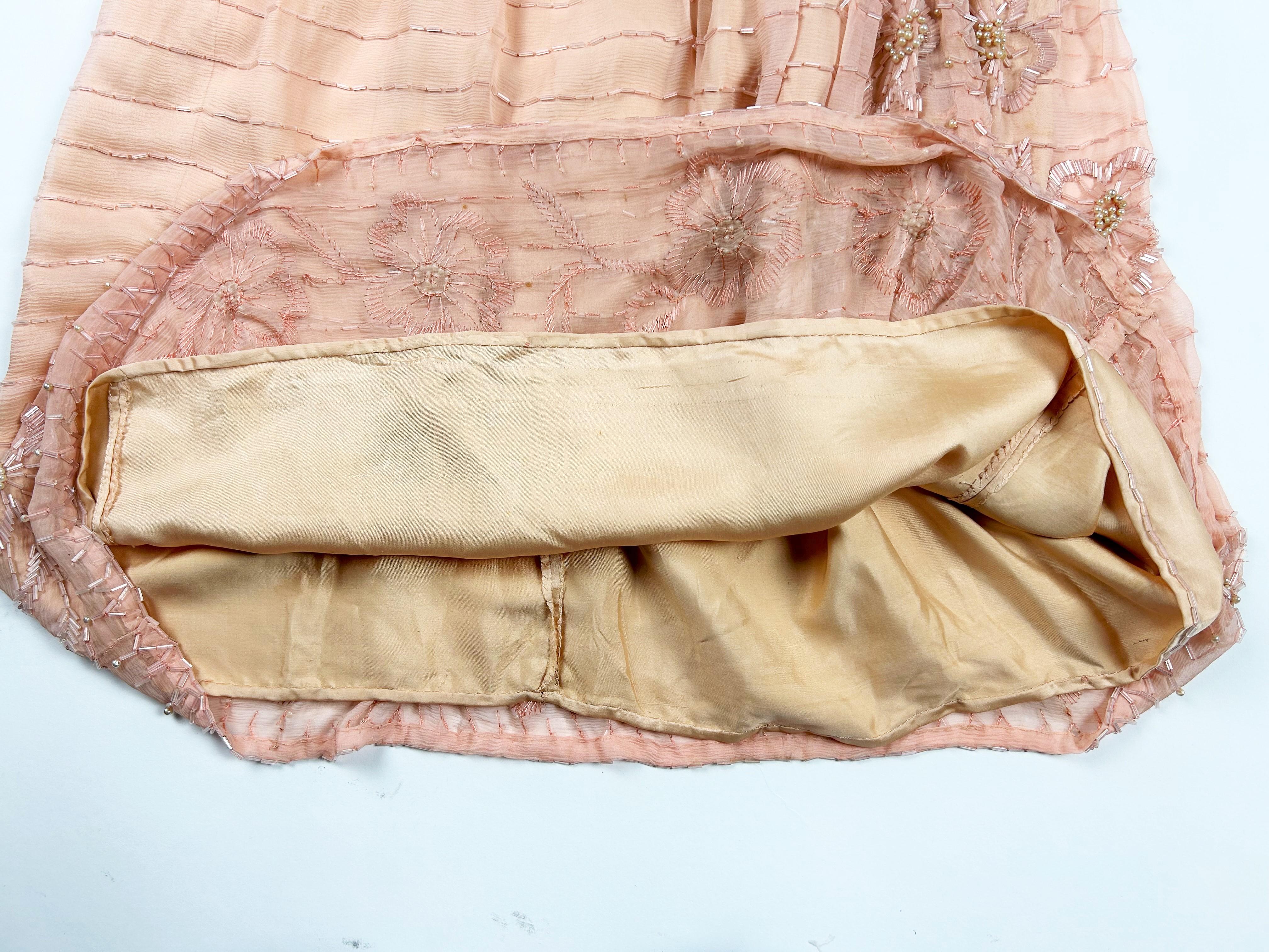 A Salmon embroidered Chiffon Flapper Dress - France Circa 1925 In Good Condition For Sale In Toulon, FR