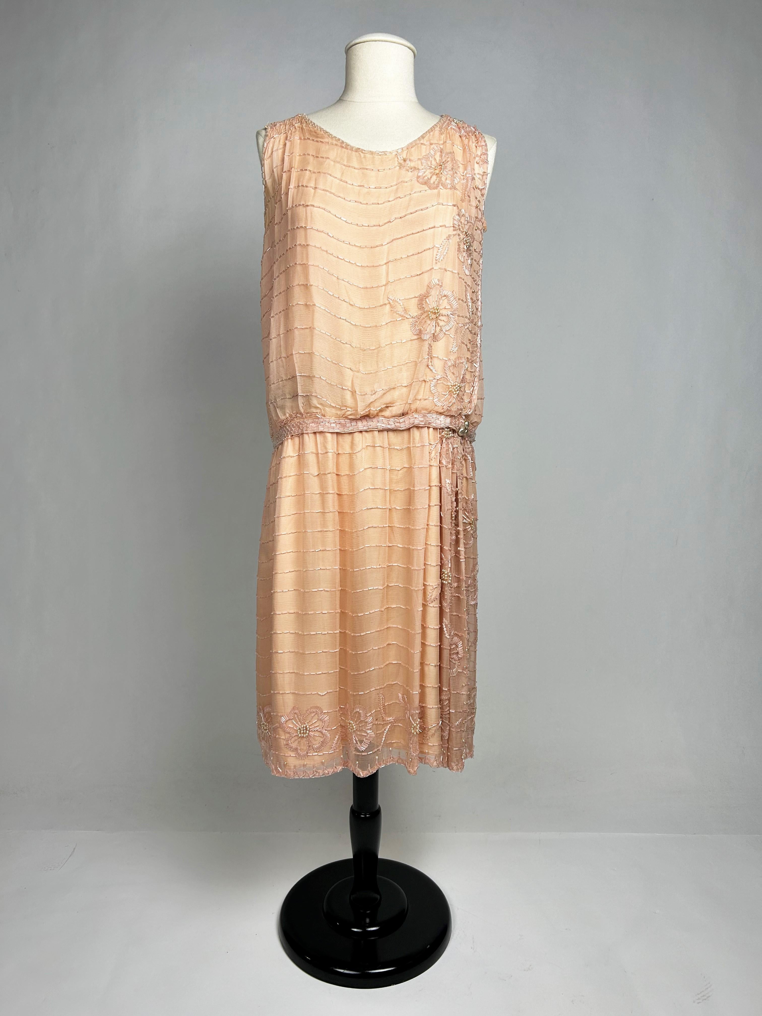 Lachsfarbenes besticktes Chiffon-Flapper-Kleid - Frankreich um 1925 Damen im Angebot