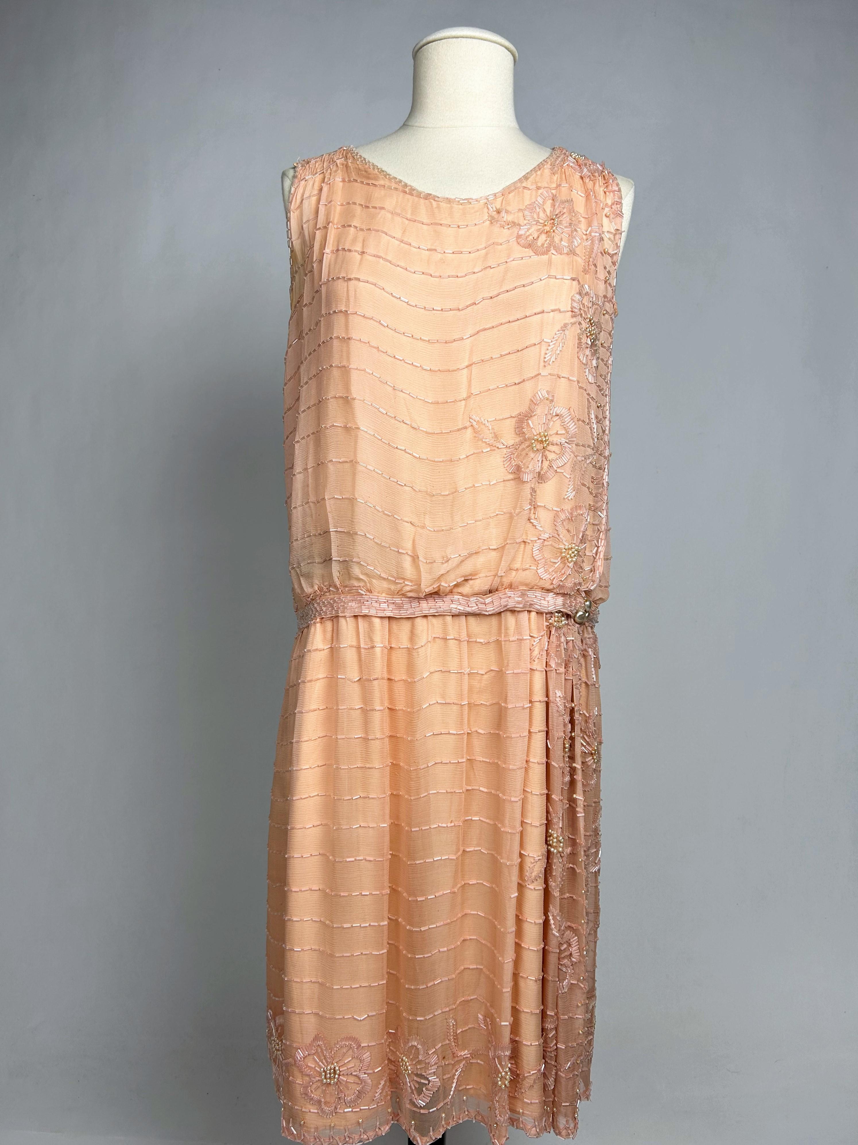 Lachsfarbenes besticktes Chiffon-Flapper-Kleid - Frankreich um 1925 im Angebot 1
