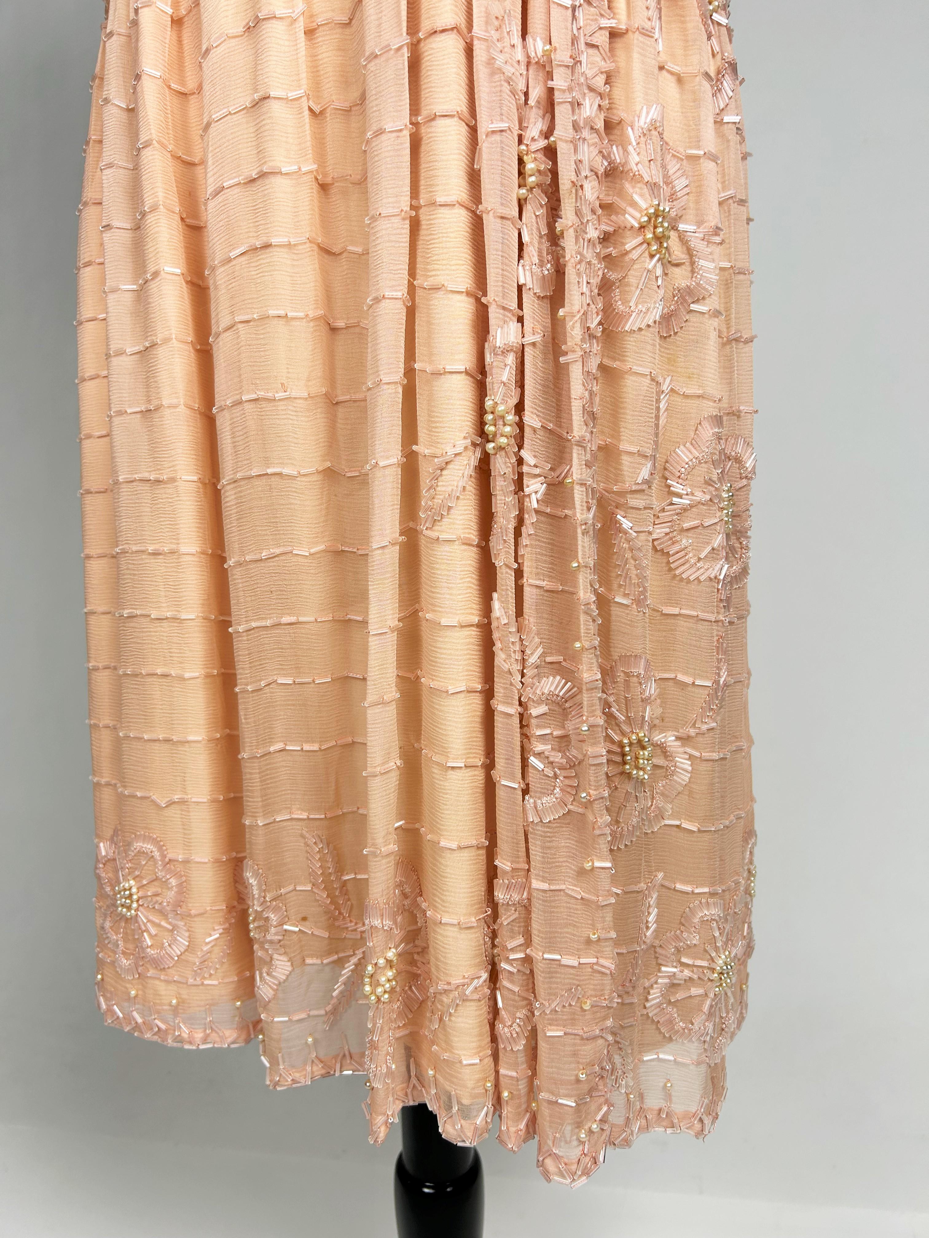 Lachsfarbenes besticktes Chiffon-Flapper-Kleid - Frankreich um 1925 im Angebot 2