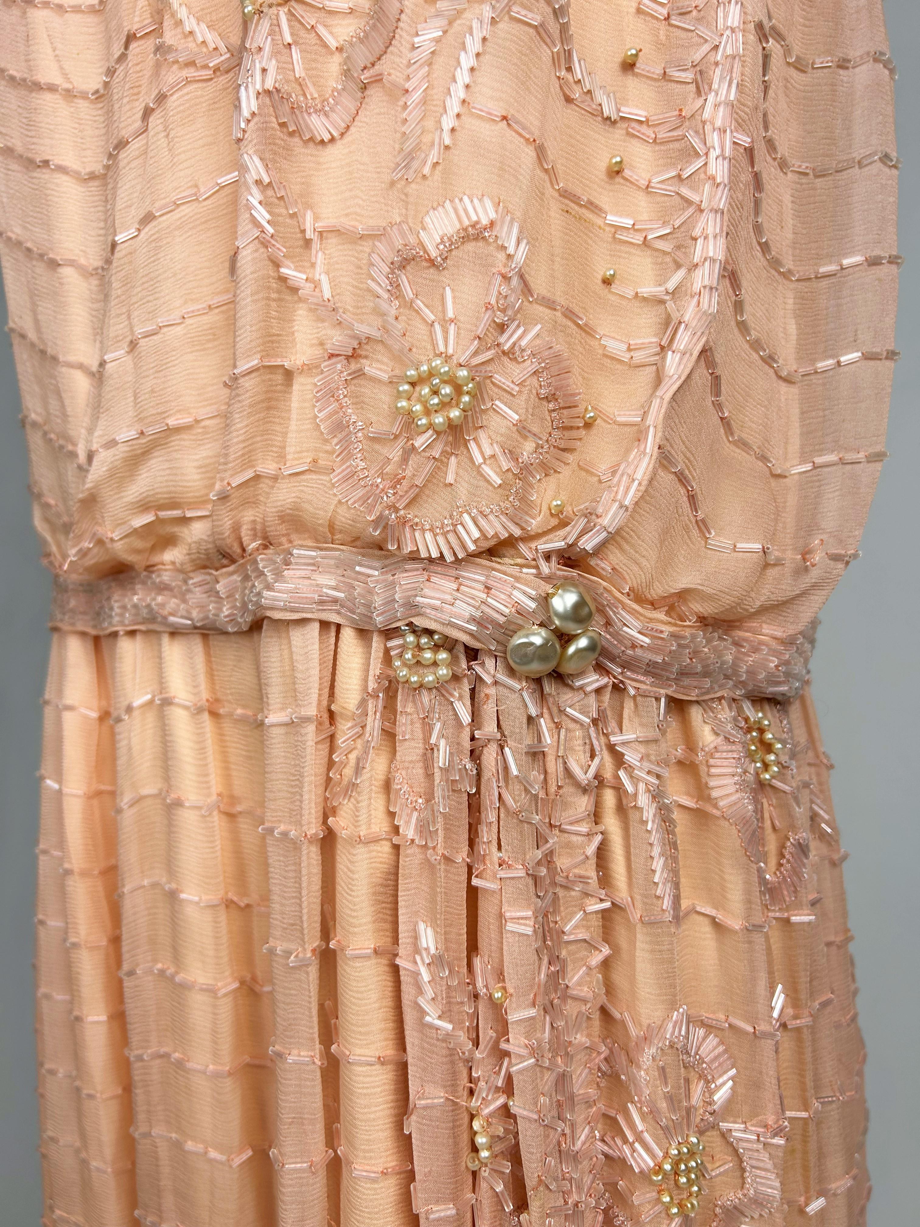 Lachsfarbenes besticktes Chiffon-Flapper-Kleid - Frankreich um 1925 im Angebot 3