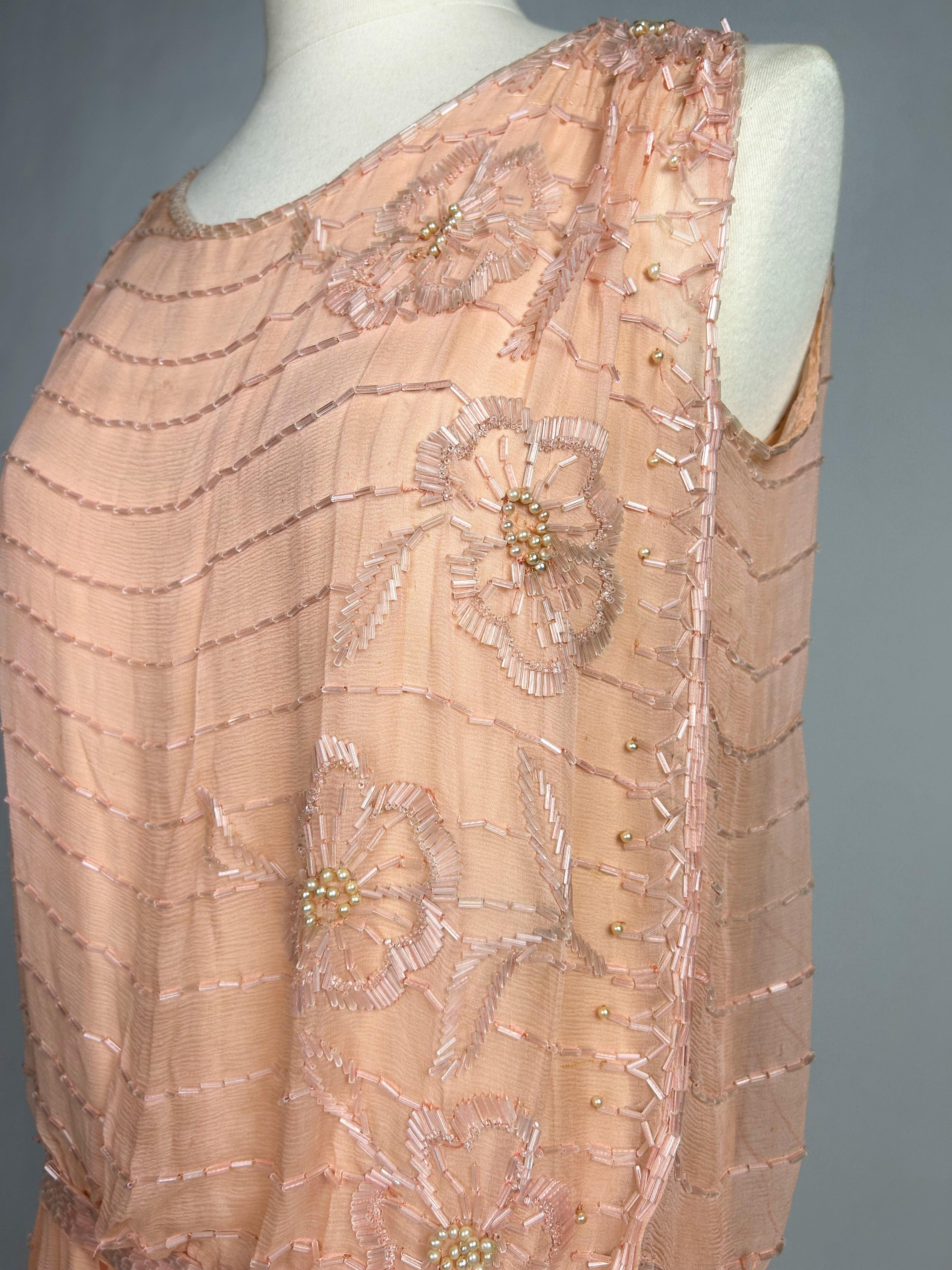 Lachsfarbenes besticktes Chiffon-Flapper-Kleid - Frankreich um 1925 im Angebot 4