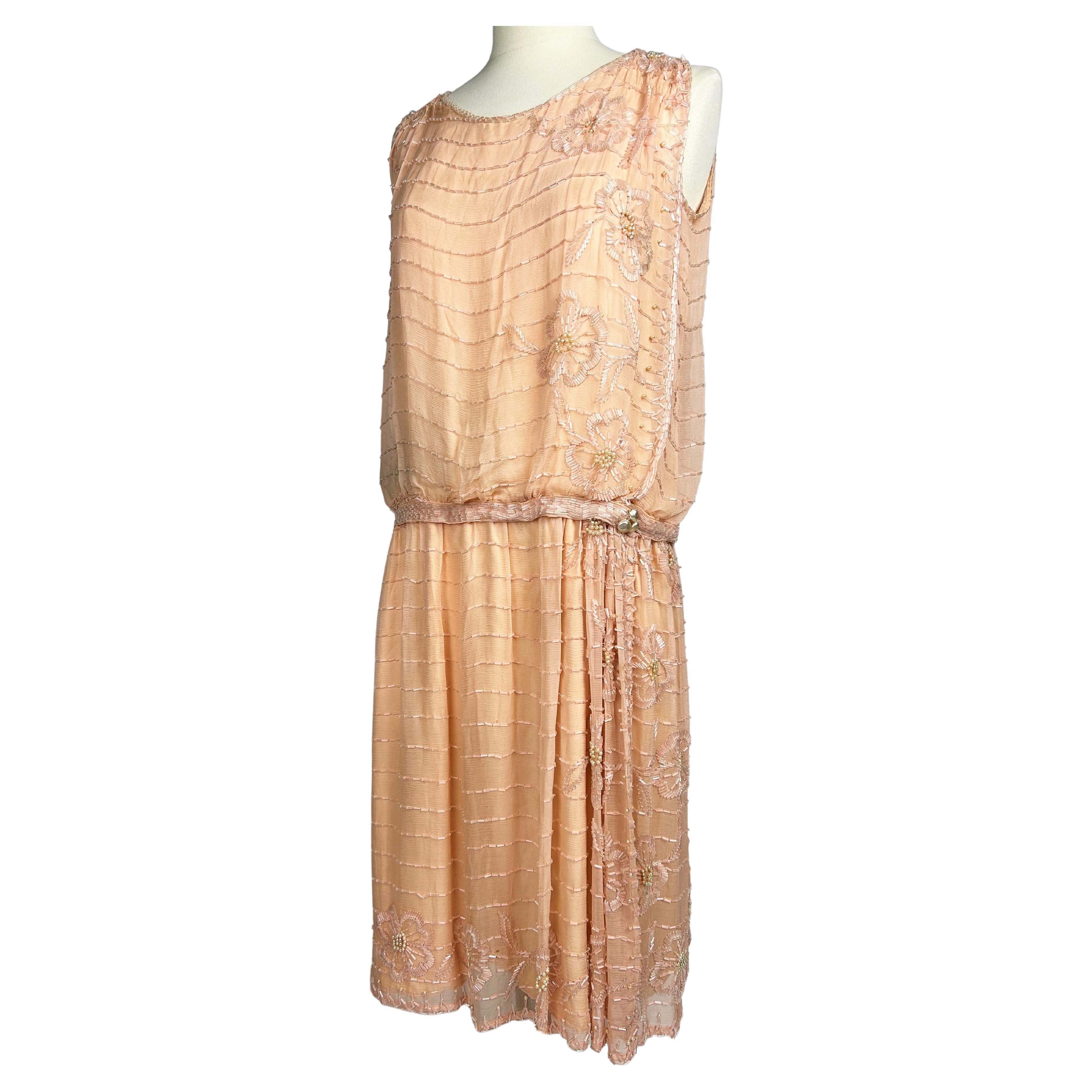 Lachsfarbenes besticktes Chiffon-Flapper-Kleid - Frankreich um 1925 im Angebot