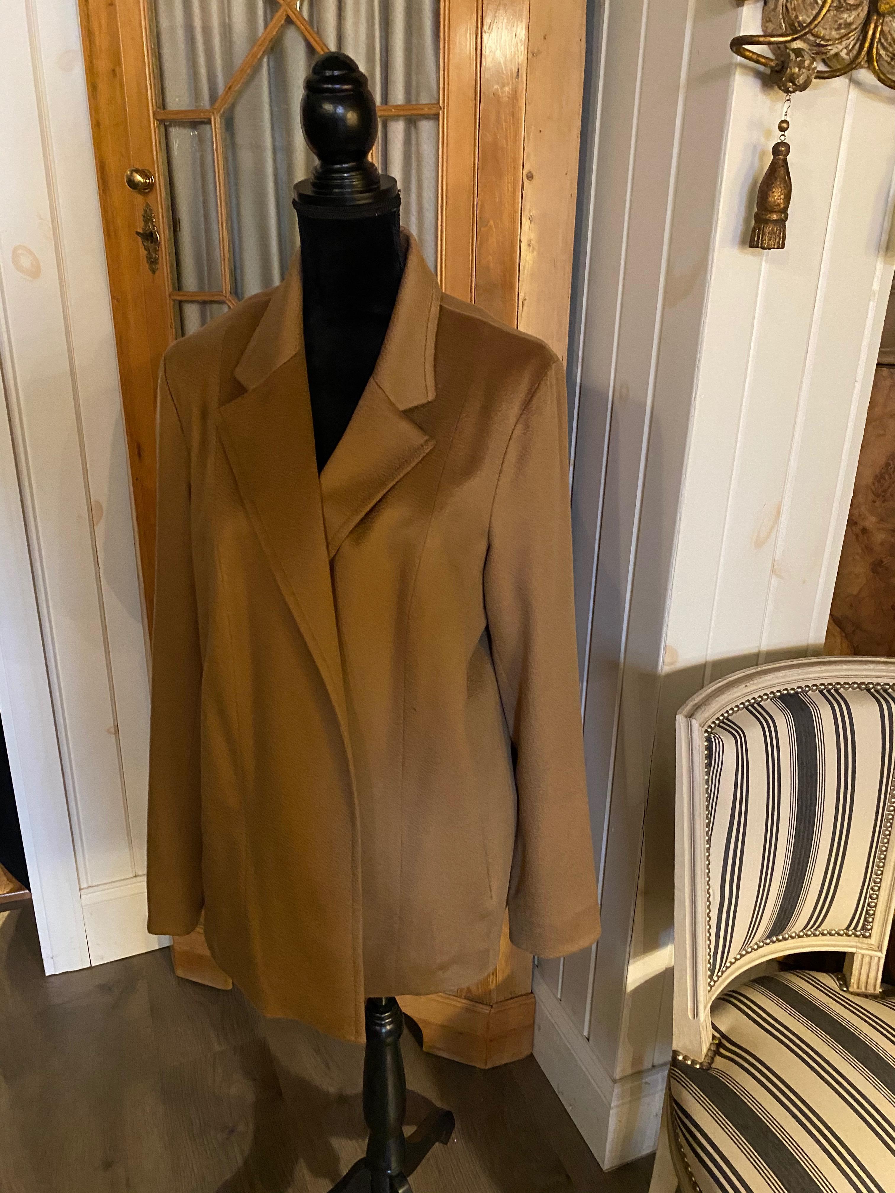 UNA GIACCA IN CASHMERE DI SAM KORI GEORGE.

Giacca color cammello con fodera in seta.  Il più pregiato grado di cashmere.

Taglia 10-12 circa
