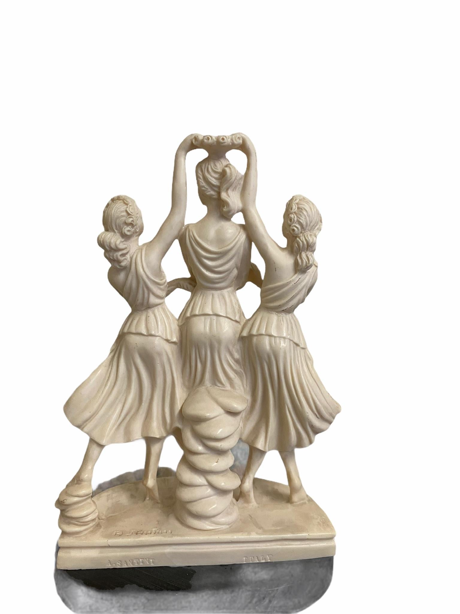 La belle sculpture vintage des Trois Grâces dansantes est en excellent état, sans entailles ni bosses. Cette pièce est fabriquée à la main en Italie et est estampillée.