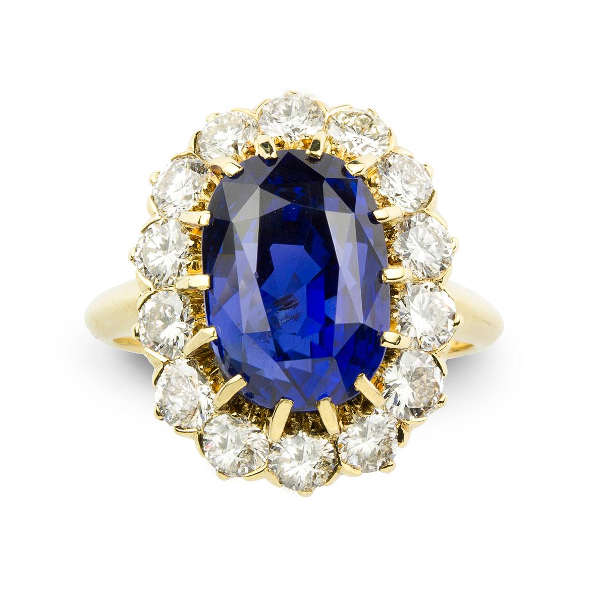 Sapphire and Diamond Cluster Ring In Good Condition For Sale In London, GB