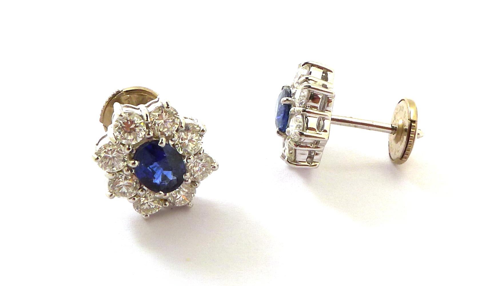 Centering an oval shaped sapphire surrounded by round brilliant diamonds

Mounted in 18k white gold

- 2 sapphires: 1.50cts total 
- 16 round brilliant diamonds: 1.50cts
- Gold: 4.11 grs
- Total weight of the item: 4.71 grs
