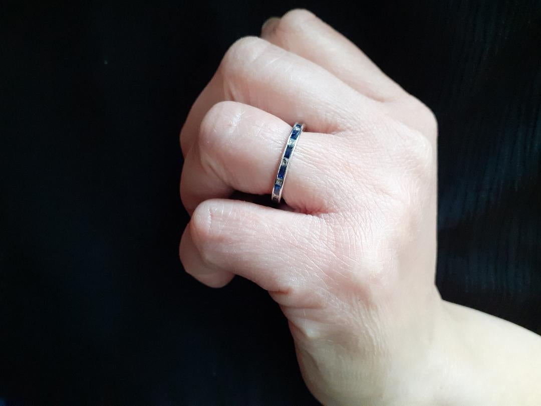 Full Eternity Ring aus Platin mit Saphir und Diamant (Baguetteschliff) im Angebot