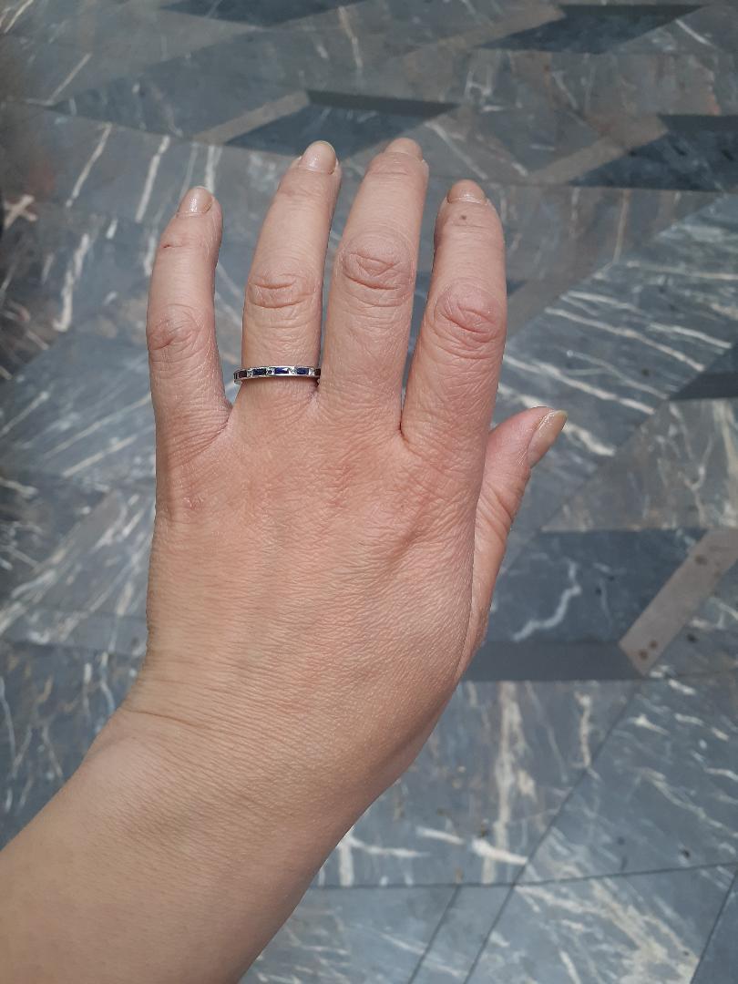 Bague d'éternité complète en platine avec saphirs et diamants en vente 2