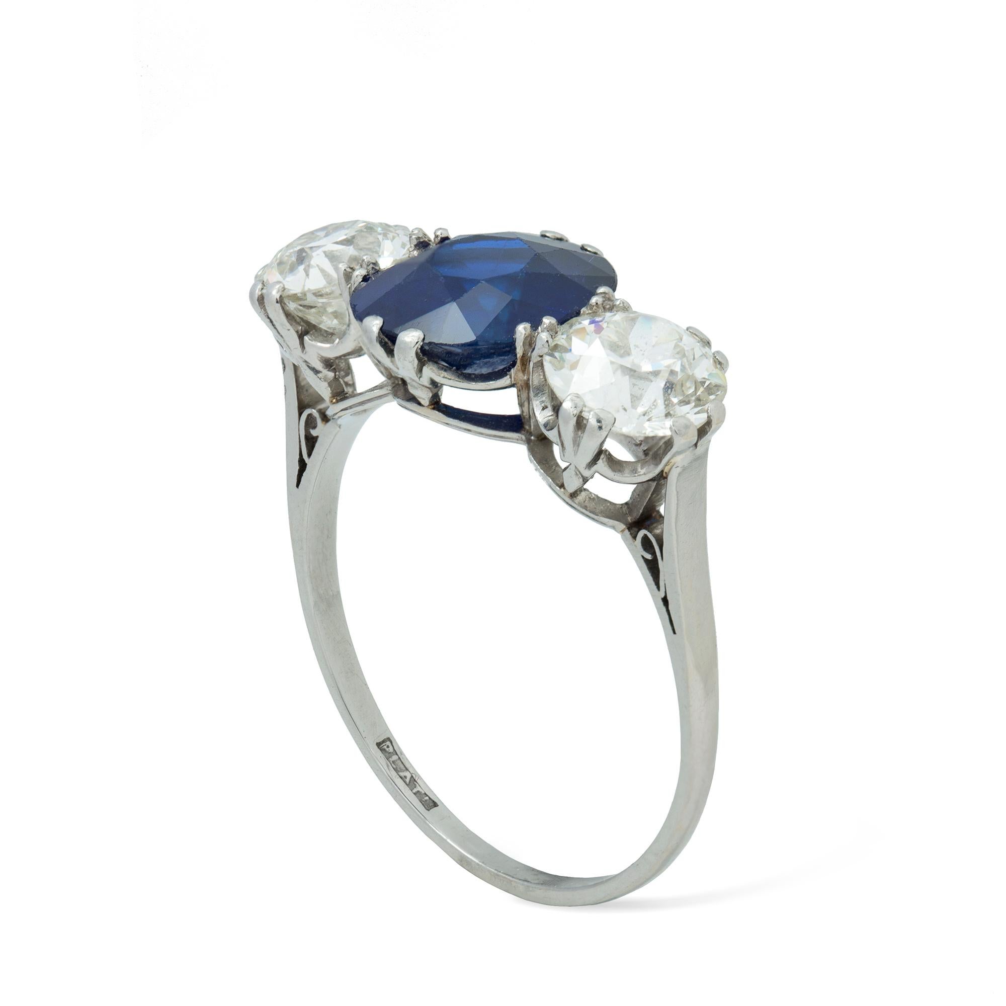 Anello a tre pietre con zaffiro e diamante, zaffiro di taglio ovale del peso di 3,13 carati, incastonato tra due diamanti rotondi di vecchio taglio del peso totale di 2,11 carati, incastonati in una pinza bianca a forma di artiglio sulle spalle