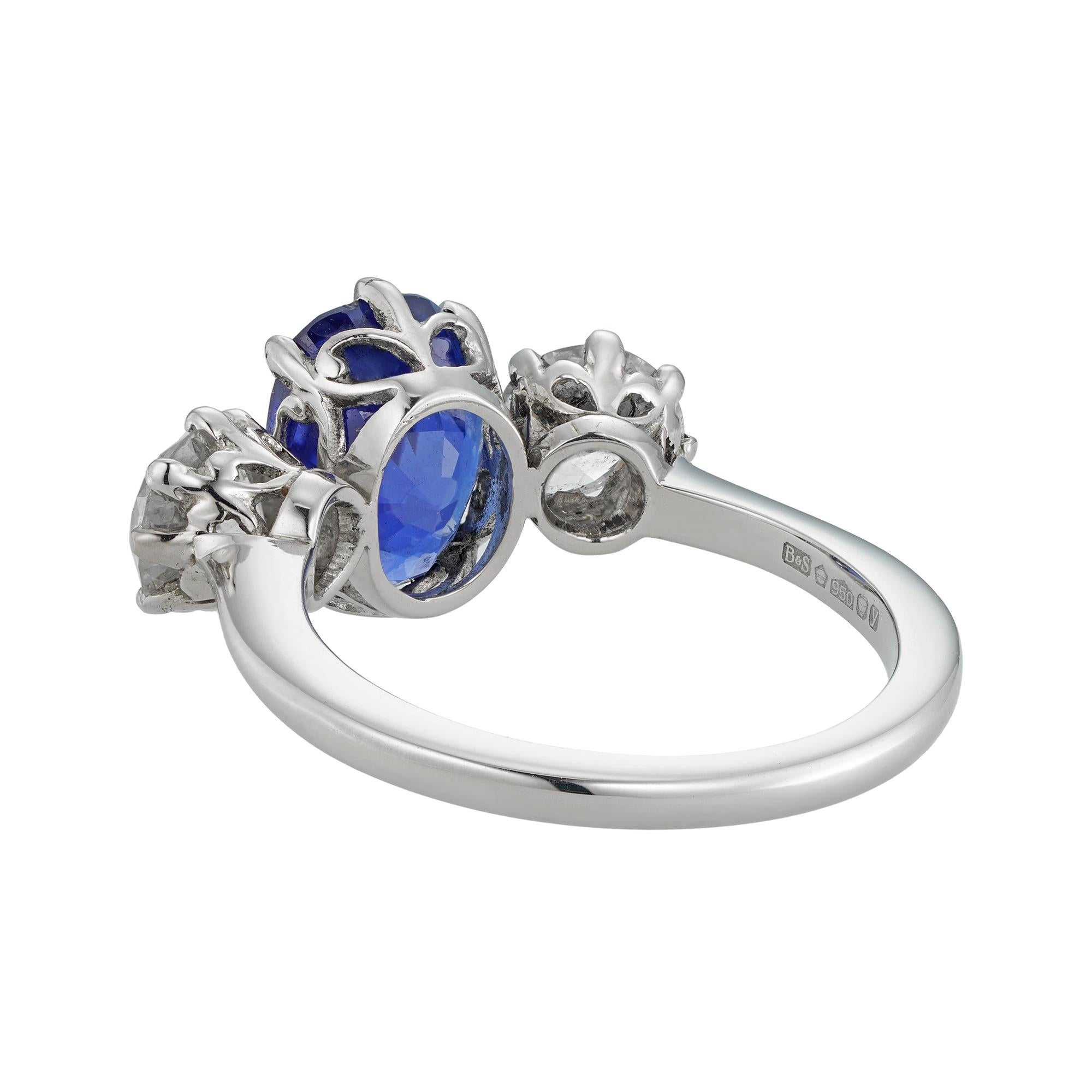 Anello con zaffiro e diamante a tre pietre, zaffiro sfaccettato taglio cuscino del peso di 3,37 carati e accompagnato da un rapporto GCS che ne attesta l'origine dallo Sri Lanka, incastonato tra due diamanti rotondi taglio brillante del peso di 1,34