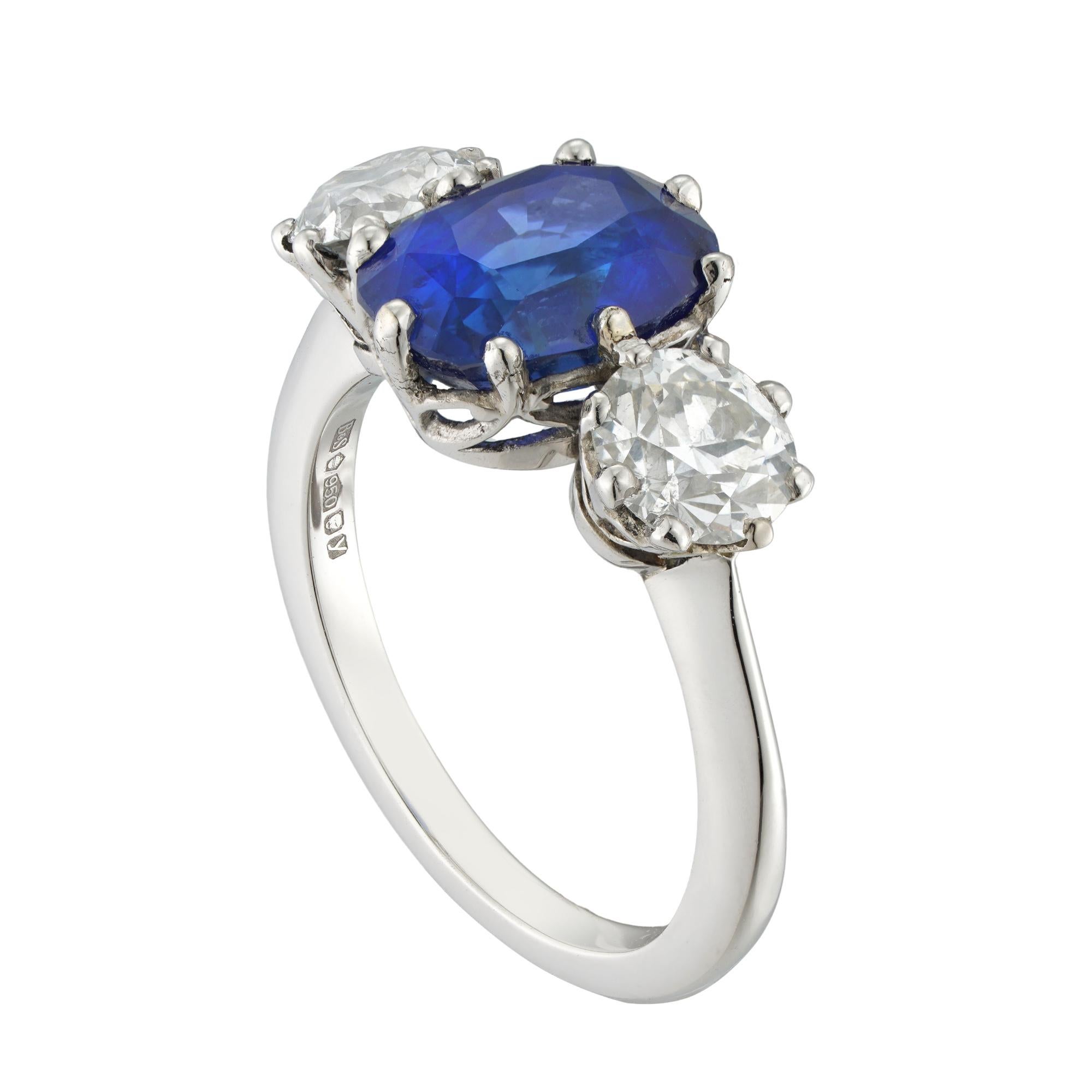 Moderno Un anello a tre pietre con zaffiro e diamante in vendita