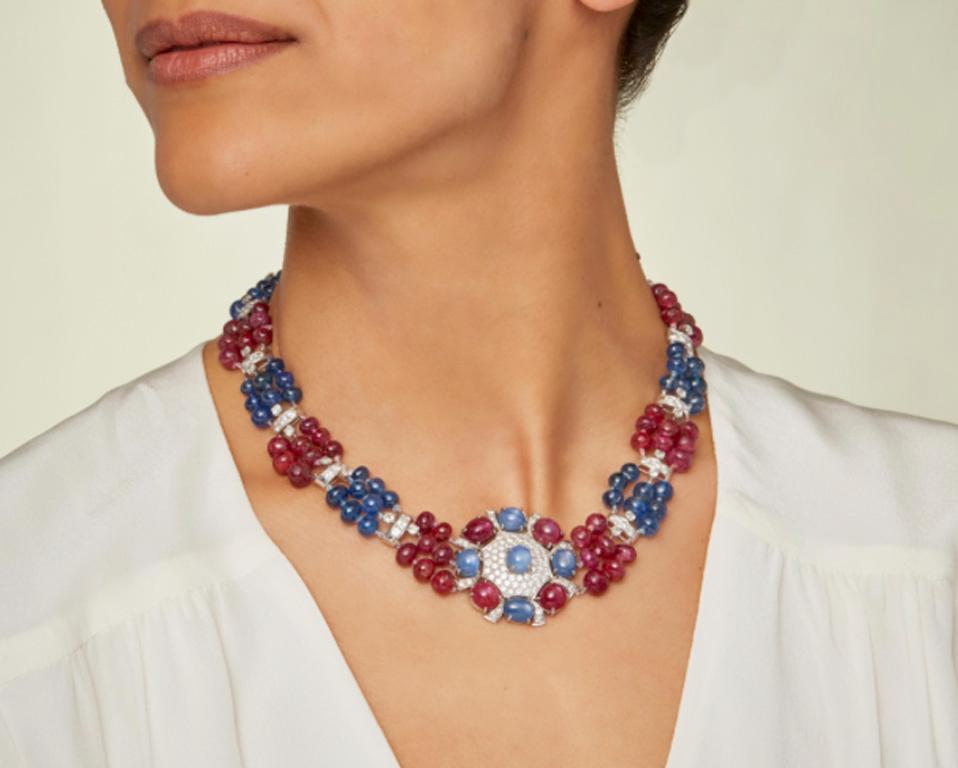 Die exquisite Platin-Sternsaphir/Stern-Rubin/Diamant-Halskette für Damen aus den 1950er Jahren ist ein wahres Meisterwerk zeitloser Eleganz und Opulenz. Mit höchster Präzision und Liebe zum Detail gefertigt, ist diese bezaubernde Halskette ein