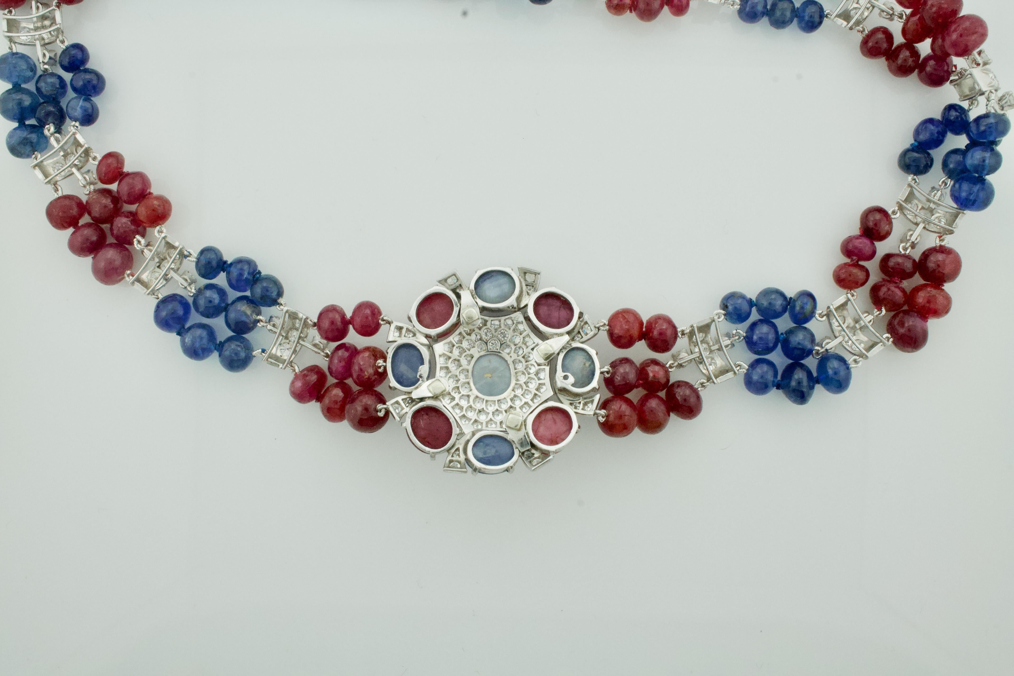Retro-Halskette aus Platin mit Saphiren, Rubinen und Diamanten, ca. 1950er Jahre im Zustand „Hervorragend“ im Angebot in Wailea, HI