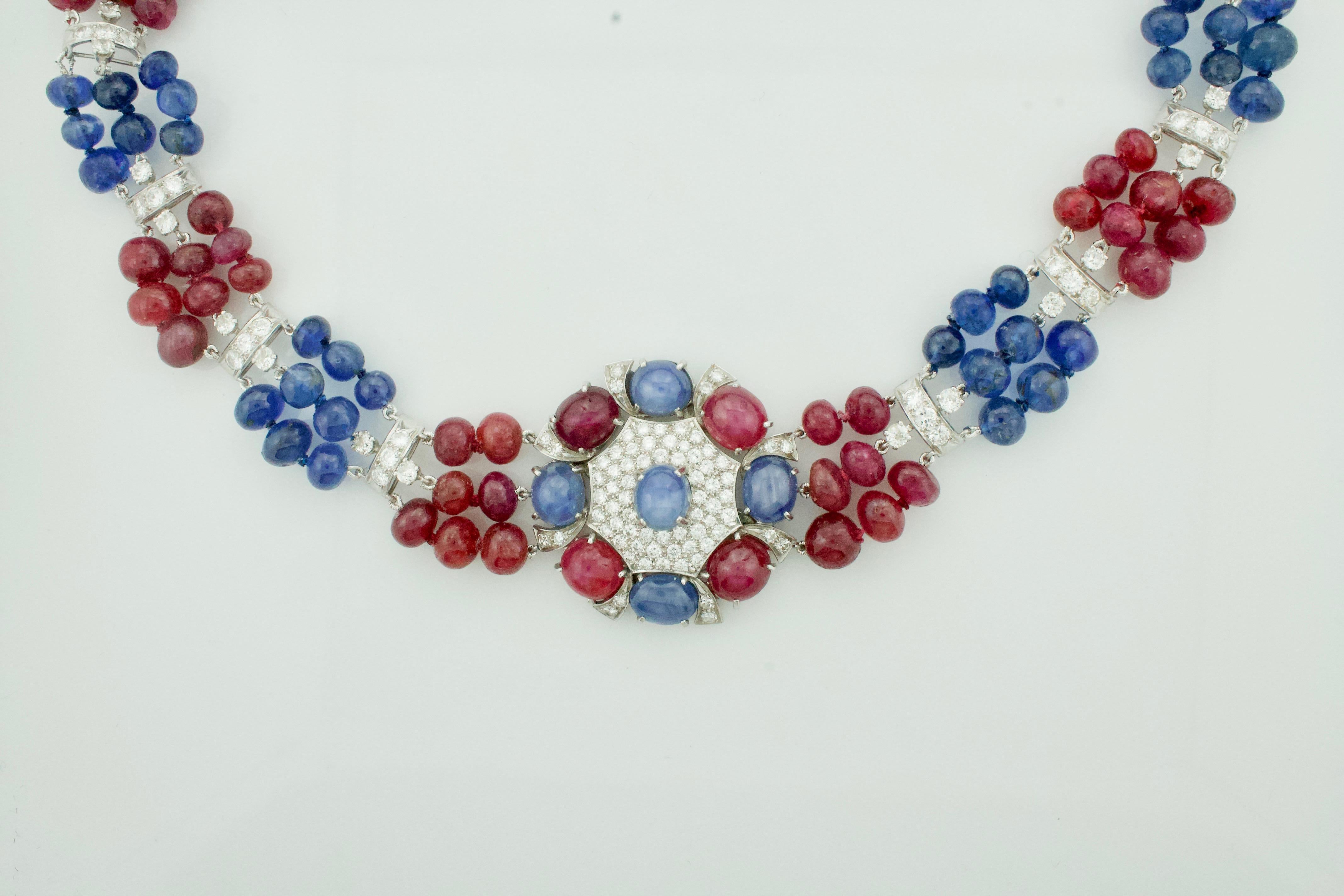 Retro-Halskette aus Platin mit Saphiren, Rubinen und Diamanten, ca. 1950er Jahre für Damen oder Herren im Angebot