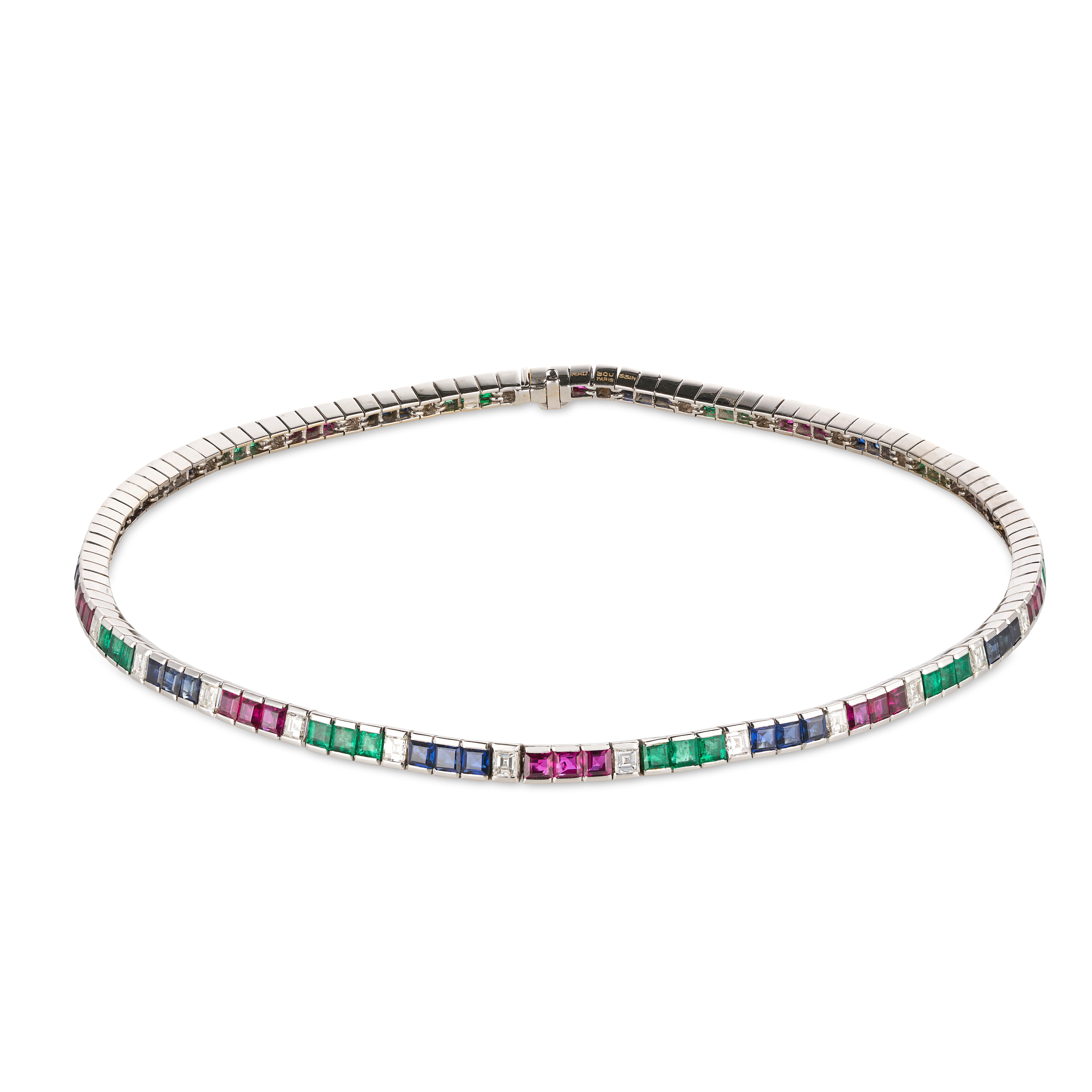 Dieses auffällige Collier besteht aus mehreren Gliedern mit Rubinen, Saphiren und Smaragden im Stufenschliff, die einen schönen geometrischen Stil ergeben, besonders wenn sie von Diamanten im Carré-Schliff akzentuiert werden. 

- Signiert Mauboussin