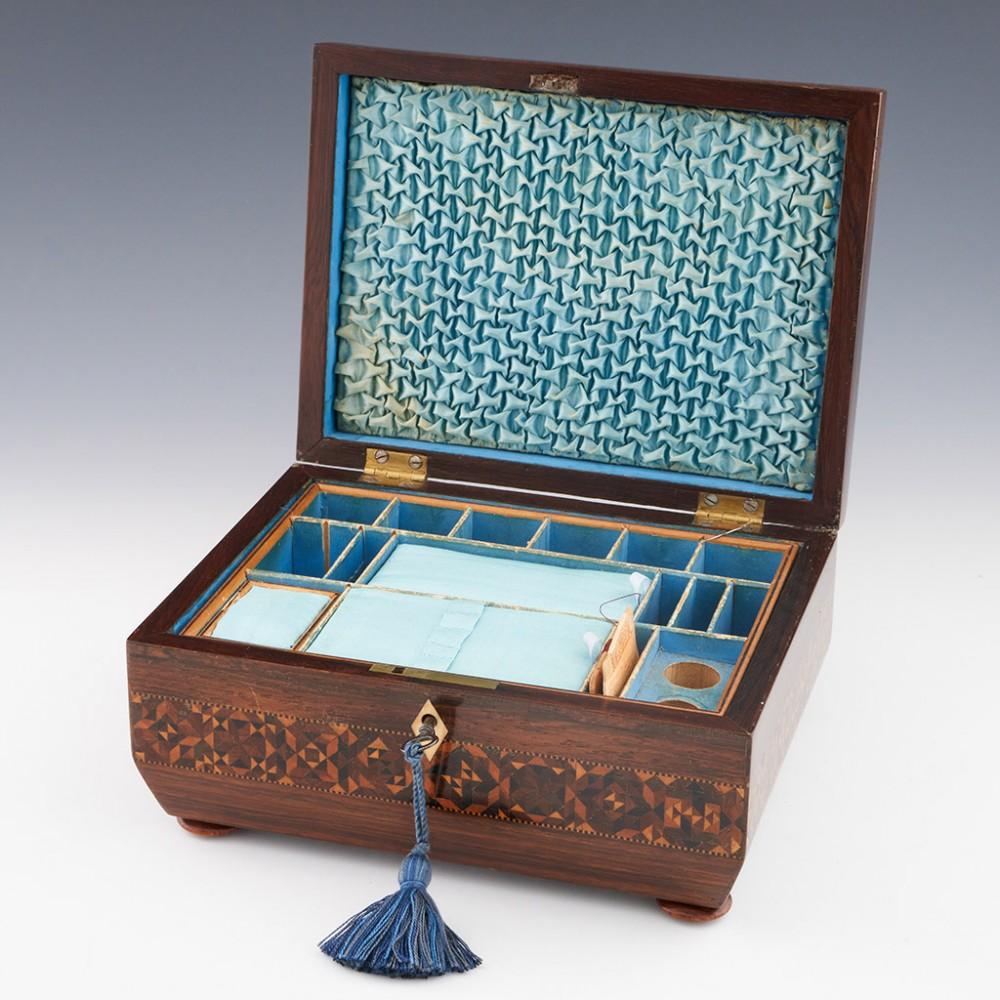 Sarkophag Tunbridge Ware Nähkasten mit Isometric Würfeldesign, um 1835

Zusätzliche Informationen:
Überschrift: Tunbridge Ware - Ein sarkophagartiger Nähkasten mit isometrischem Würfelmuster um 1835
Datum : um 1835
Zeitraum : Wilhelm IV. -
