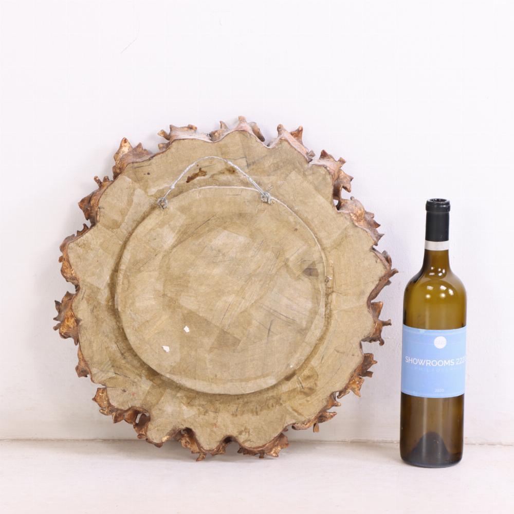 Fabricado en resina y cristal antiguo, esta versión del espejo estilo Cerdeña, obra de Michel Salerno, un maestro orfebre nacido en Niza (Francia), quedará de maravilla en tu casa. El marco redondo tiene la impresión de gran movimiento por las hojas