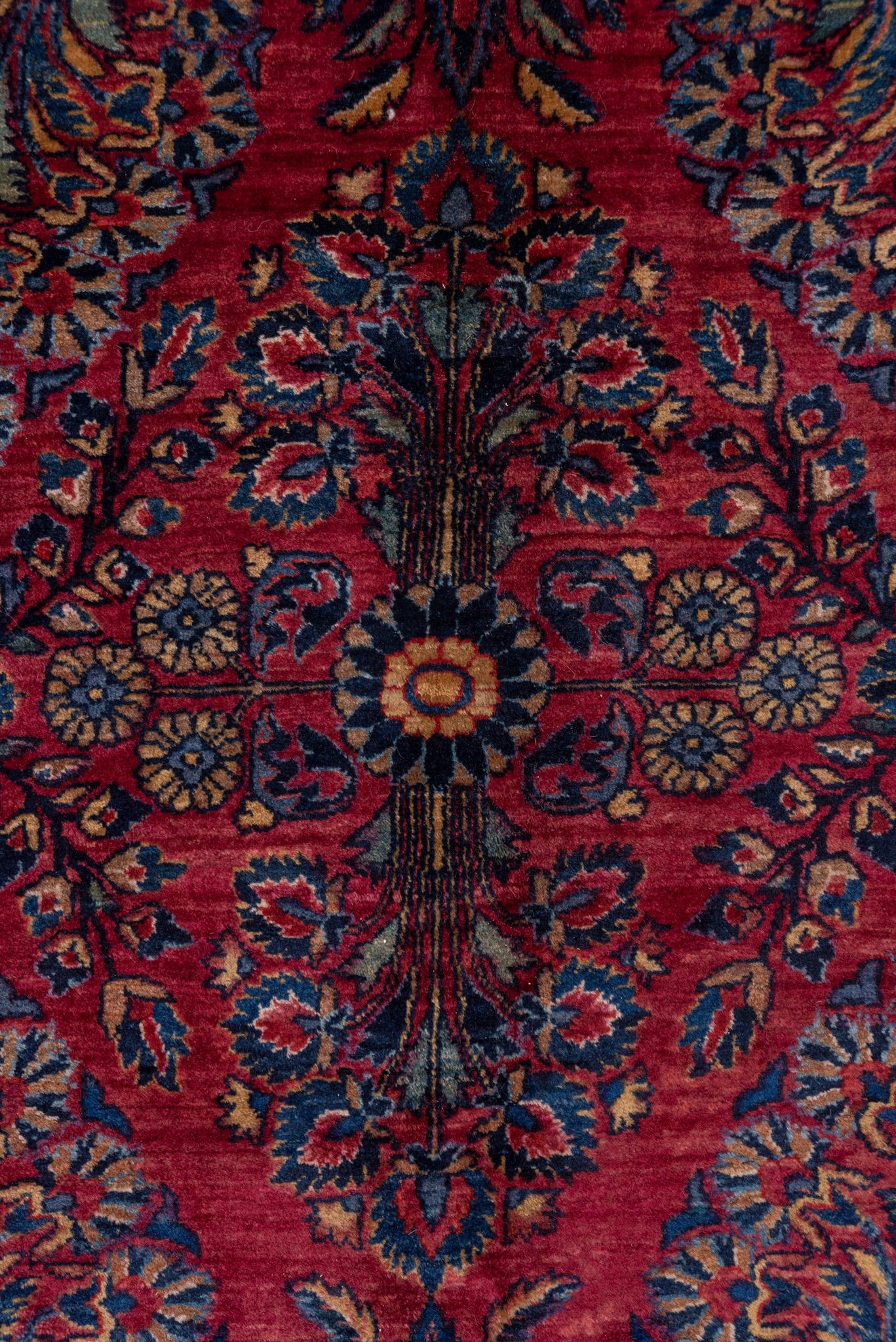 A Sarouk Rug circa 1930. In Good Condition For Sale In Philadelphia, PA