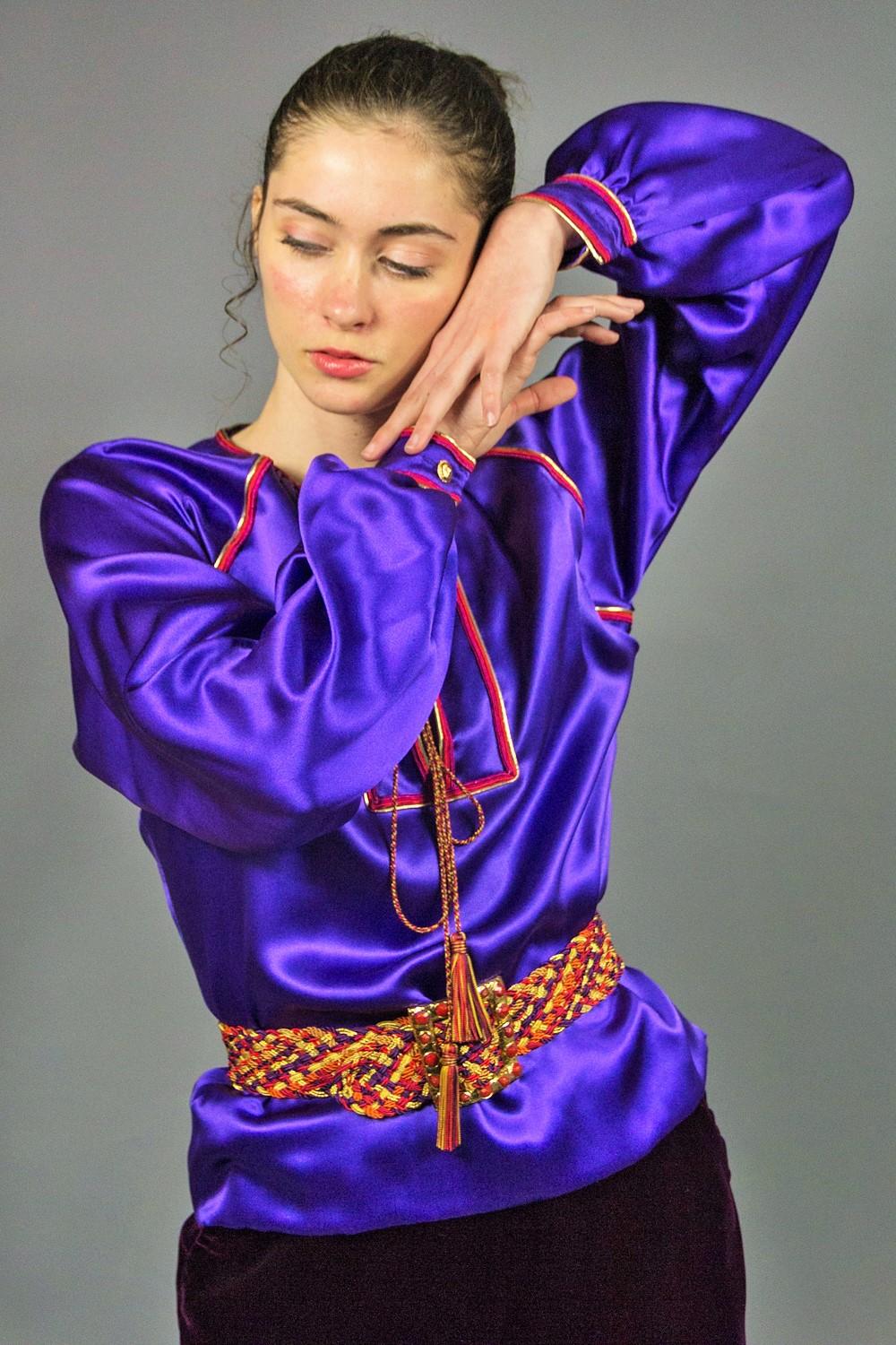 Viola Un set di camicetta in raso e gonna in velluto di Yves Saint Laurent Couture Circa 2000 in vendita