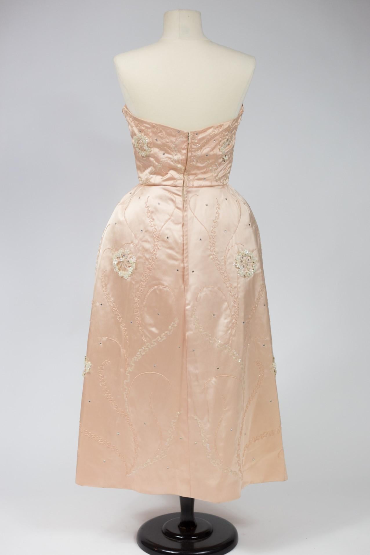 Ein besticktes Ballkleid aus Satin von Harvey Berin, entworfen von Karen Stark, um 1955 Damen im Angebot