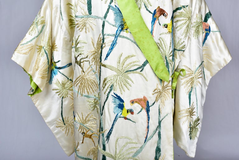 A Satin Embroidered Evening Kimono with palm trees and parrots France Circa 1930 In Good Condition For Sale In Toulon, FR