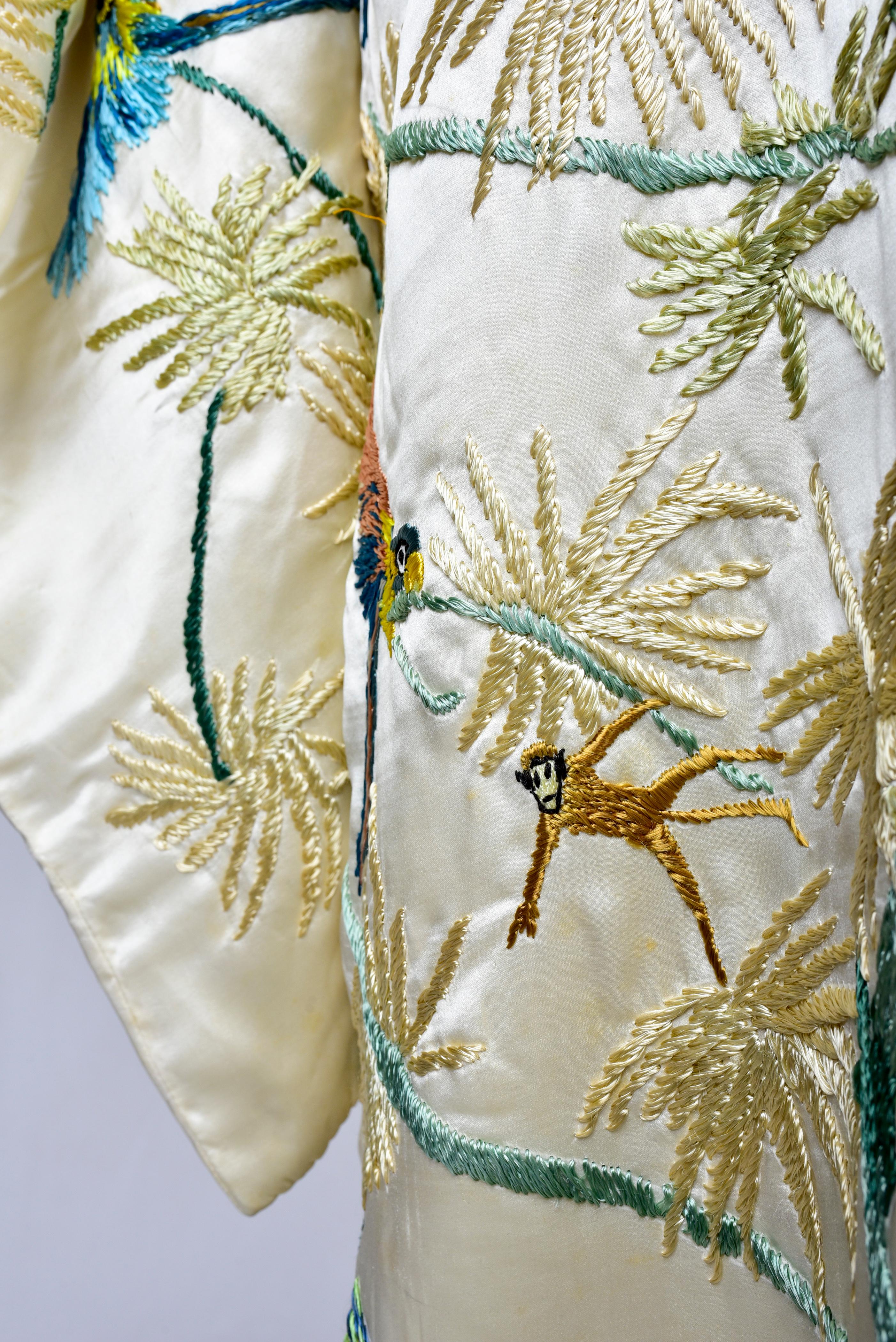 A Satin Embroidered Evening Kimono with palm trees and parrots France Circa 1930 In Good Condition For Sale In Toulon, FR