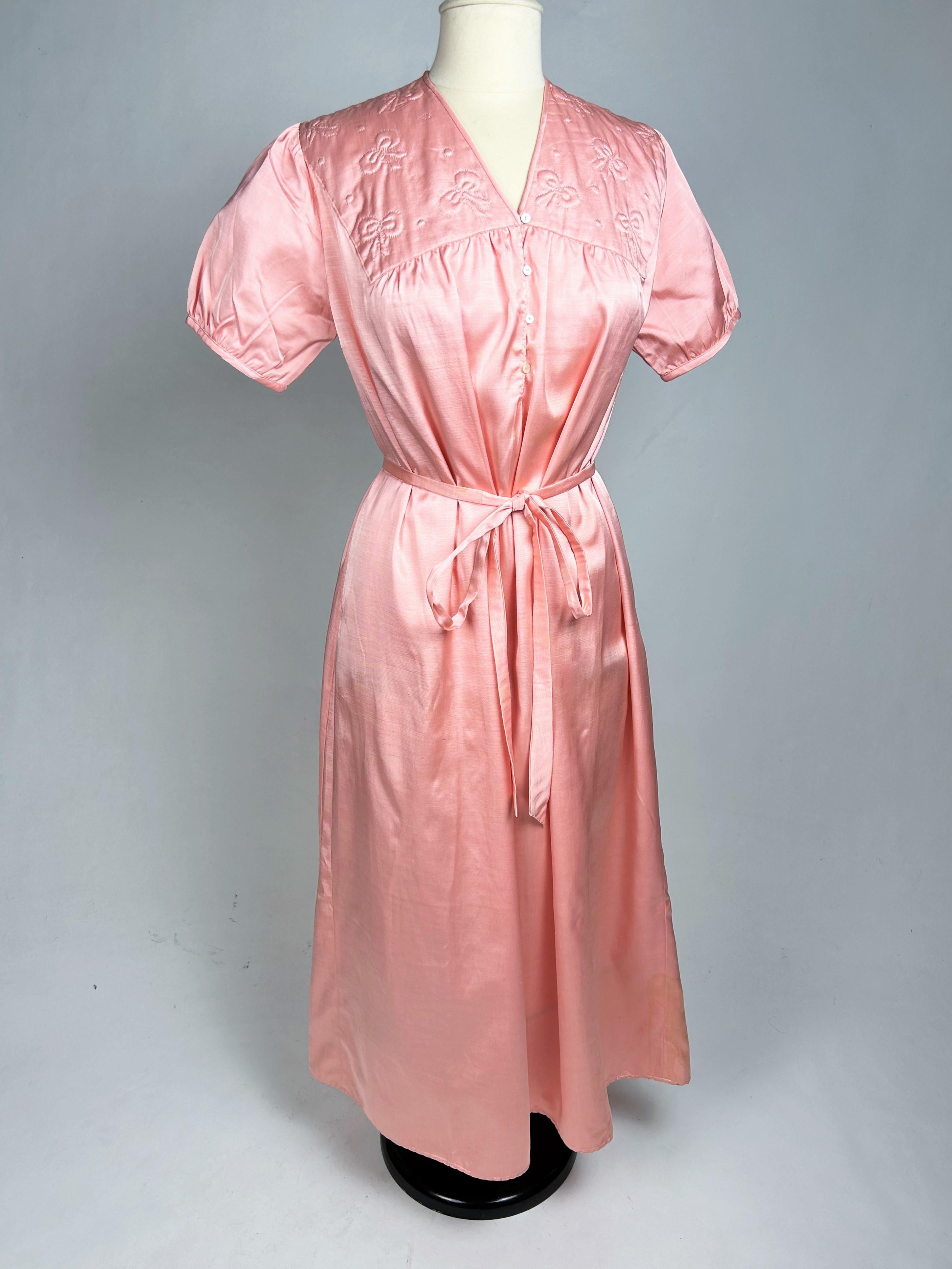 Ein rosafarbenes Satin-Nachtkleid und Bolero mit gesteppten Schleifen - Frankreich 1950-1960 im Angebot 6