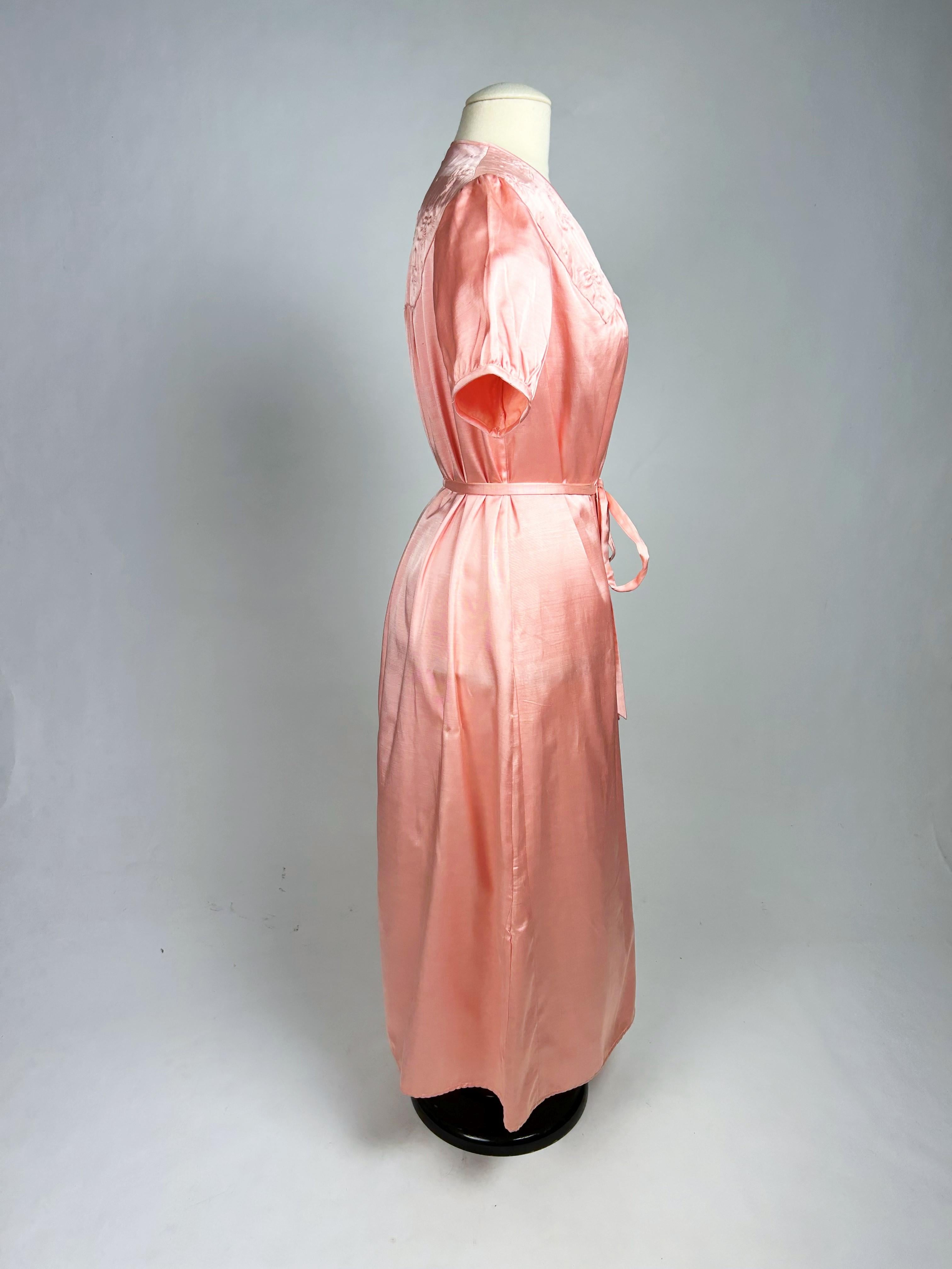 Ein rosafarbenes Satin-Nachtkleid und Bolero mit gesteppten Schleifen - Frankreich 1950-1960 im Angebot 7