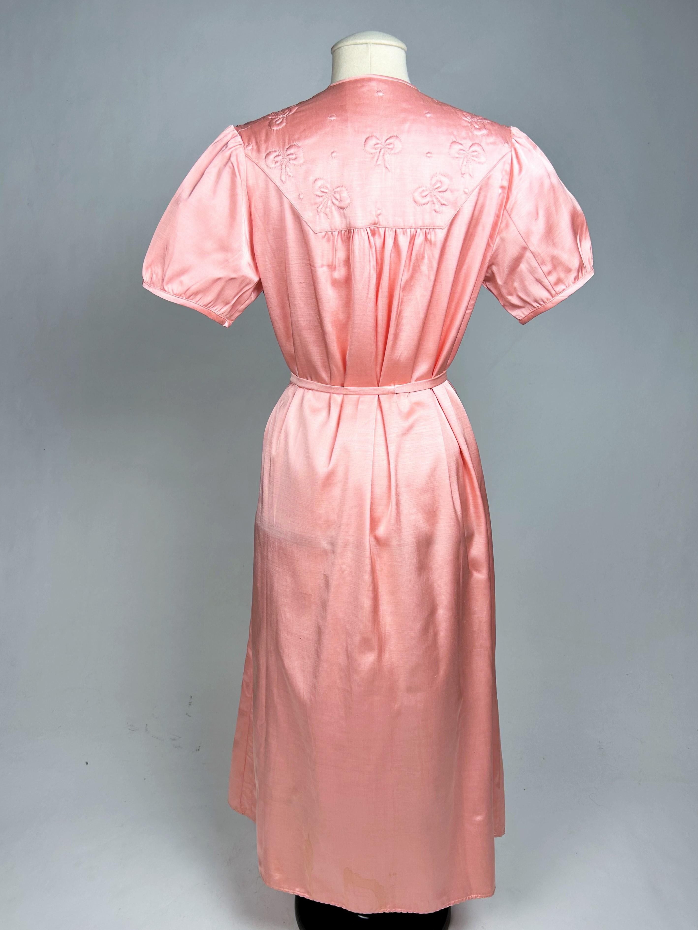 Ein rosafarbenes Satin-Nachtkleid und Bolero mit gesteppten Schleifen - Frankreich 1950-1960 im Angebot 8
