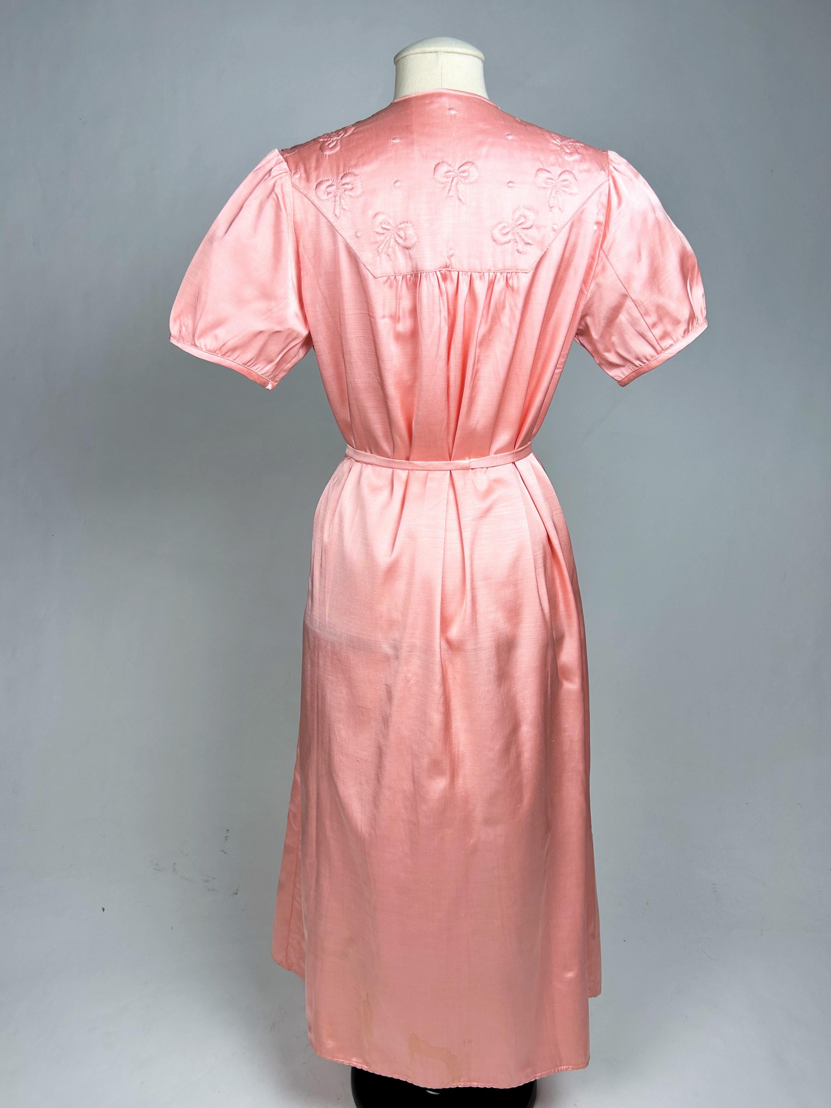 Un camisón y un bolero rosa satinado con lazos acolchados - Francia 1950-1960 en venta 7