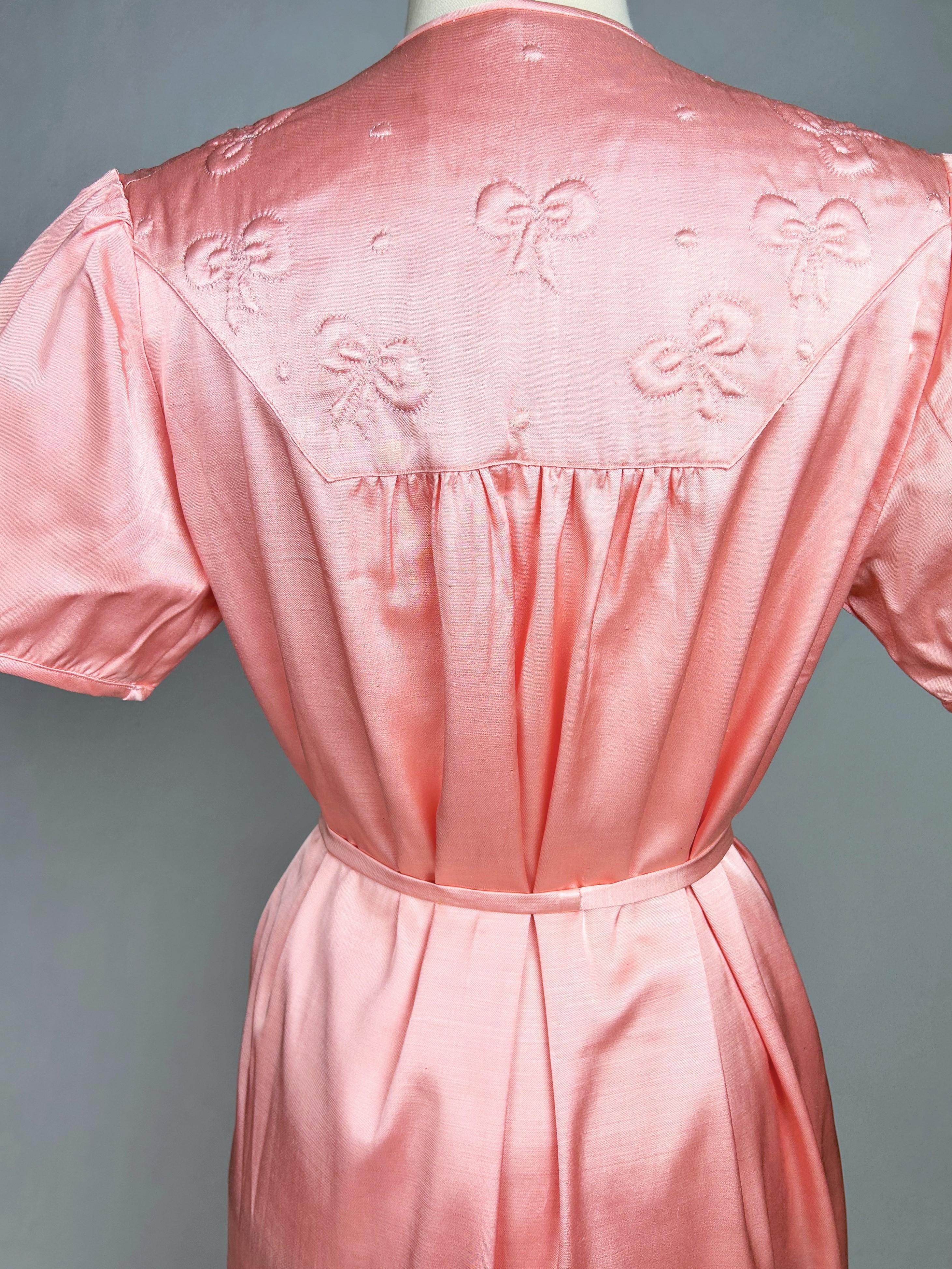 Ein rosafarbenes Satin-Nachtkleid und Bolero mit gesteppten Schleifen - Frankreich 1950-1960 im Angebot 9