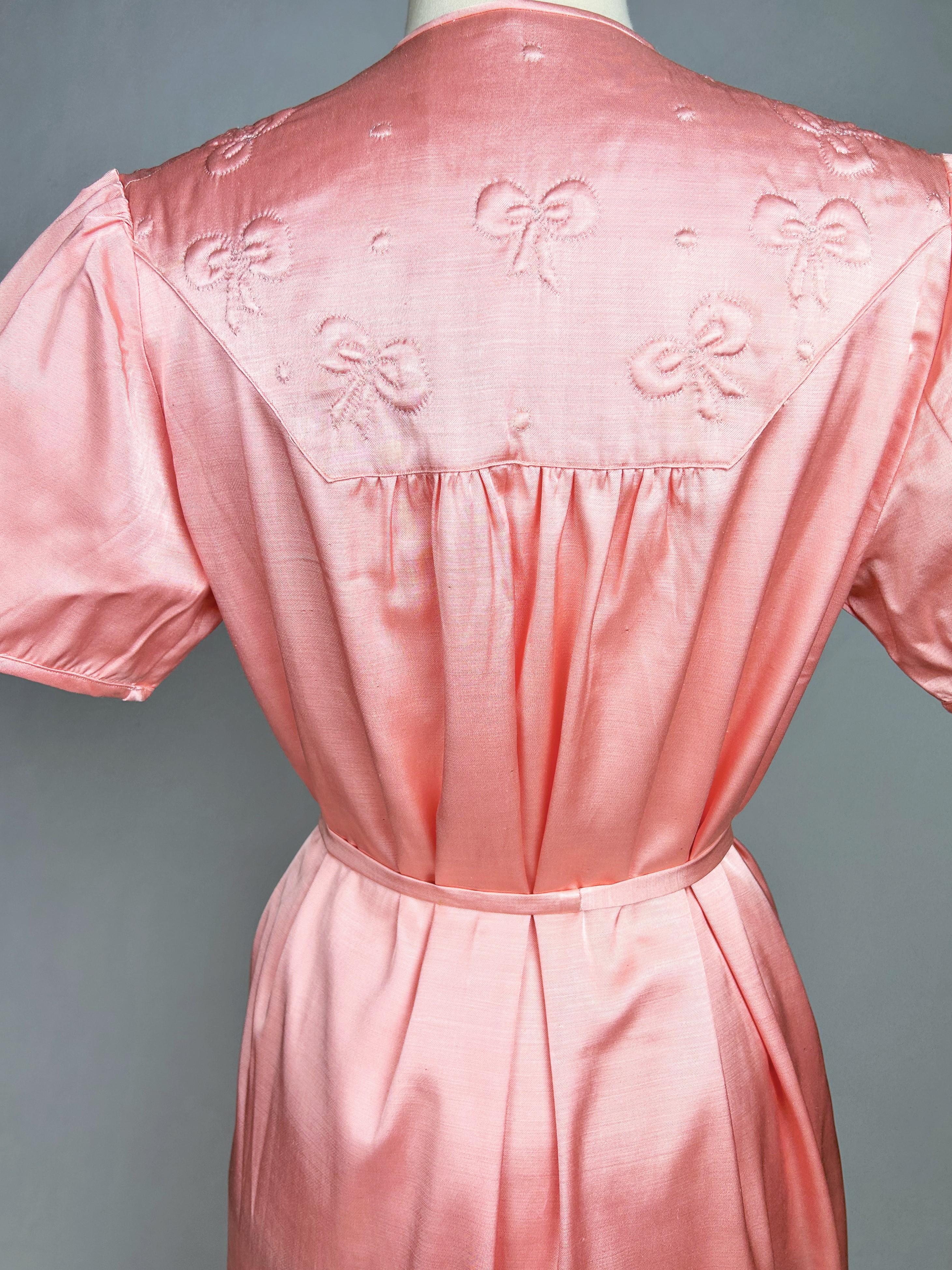 Un camisón y un bolero rosa satinado con lazos acolchados - Francia 1950-1960 en venta 8