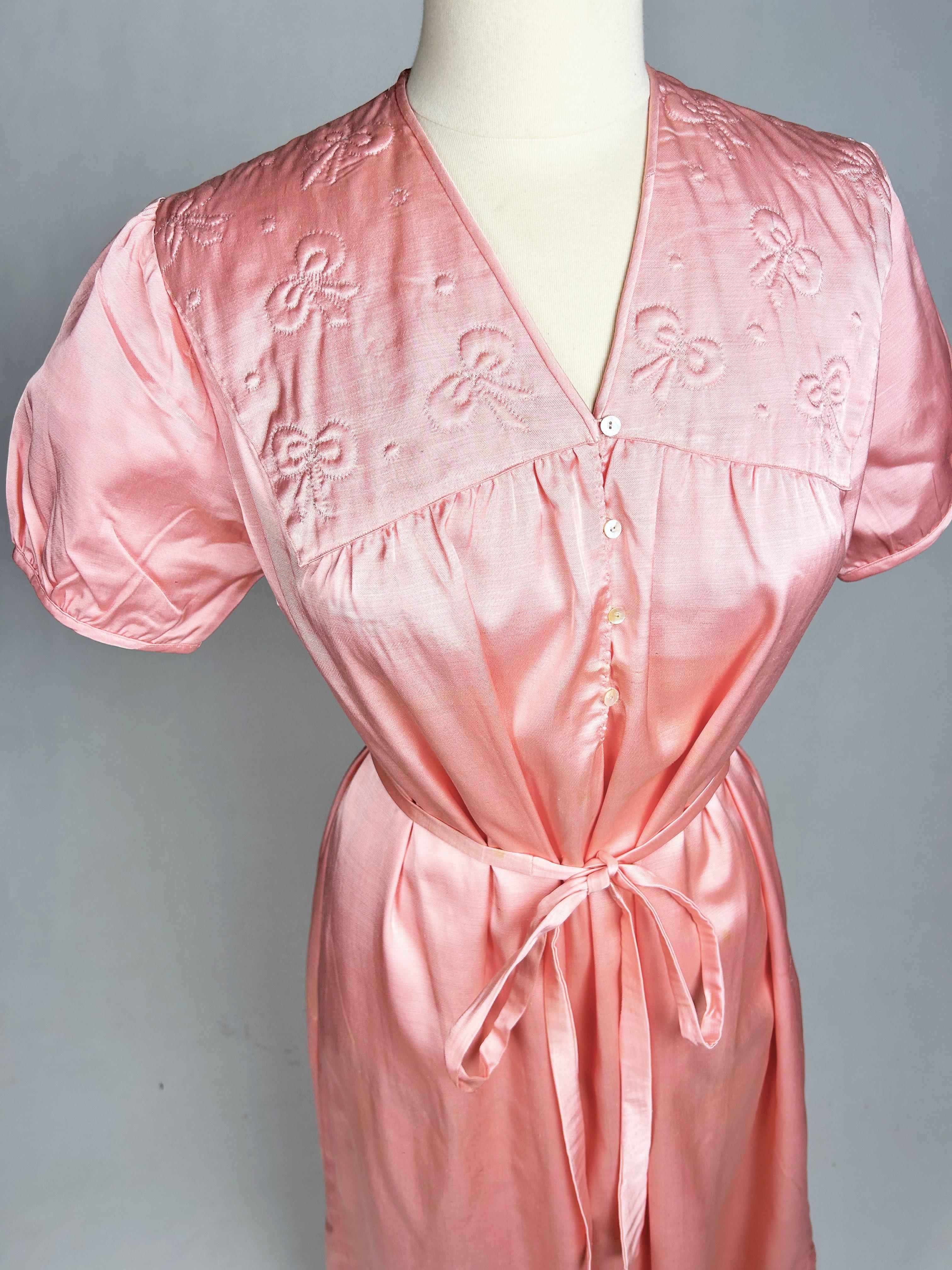 Ein rosafarbenes Satin-Nachtkleid und Bolero mit gesteppten Schleifen - Frankreich 1950-1960 im Angebot 10