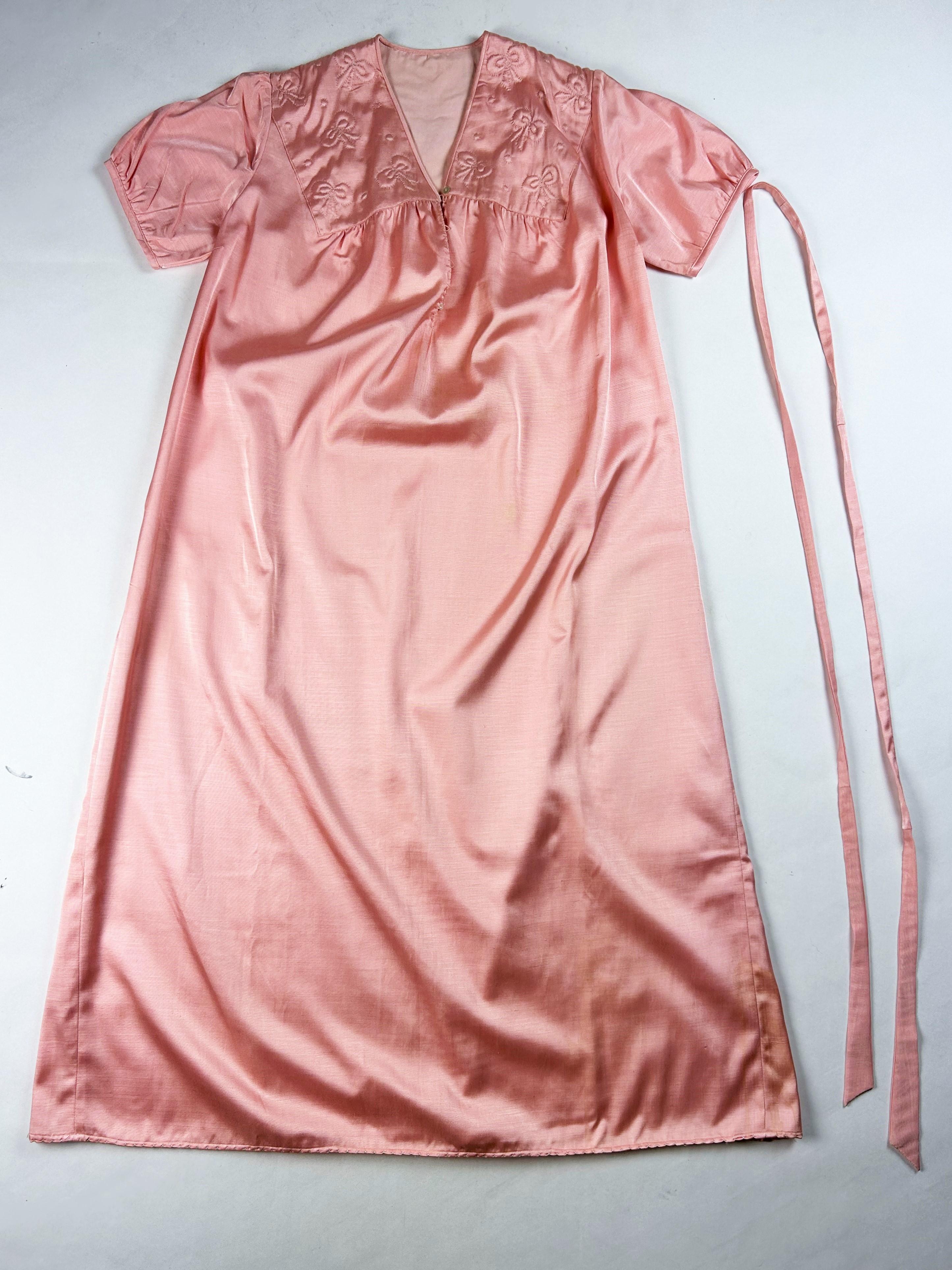 Ein rosafarbenes Satin-Nachtkleid und Bolero mit gesteppten Schleifen - Frankreich 1950-1960 im Angebot 11
