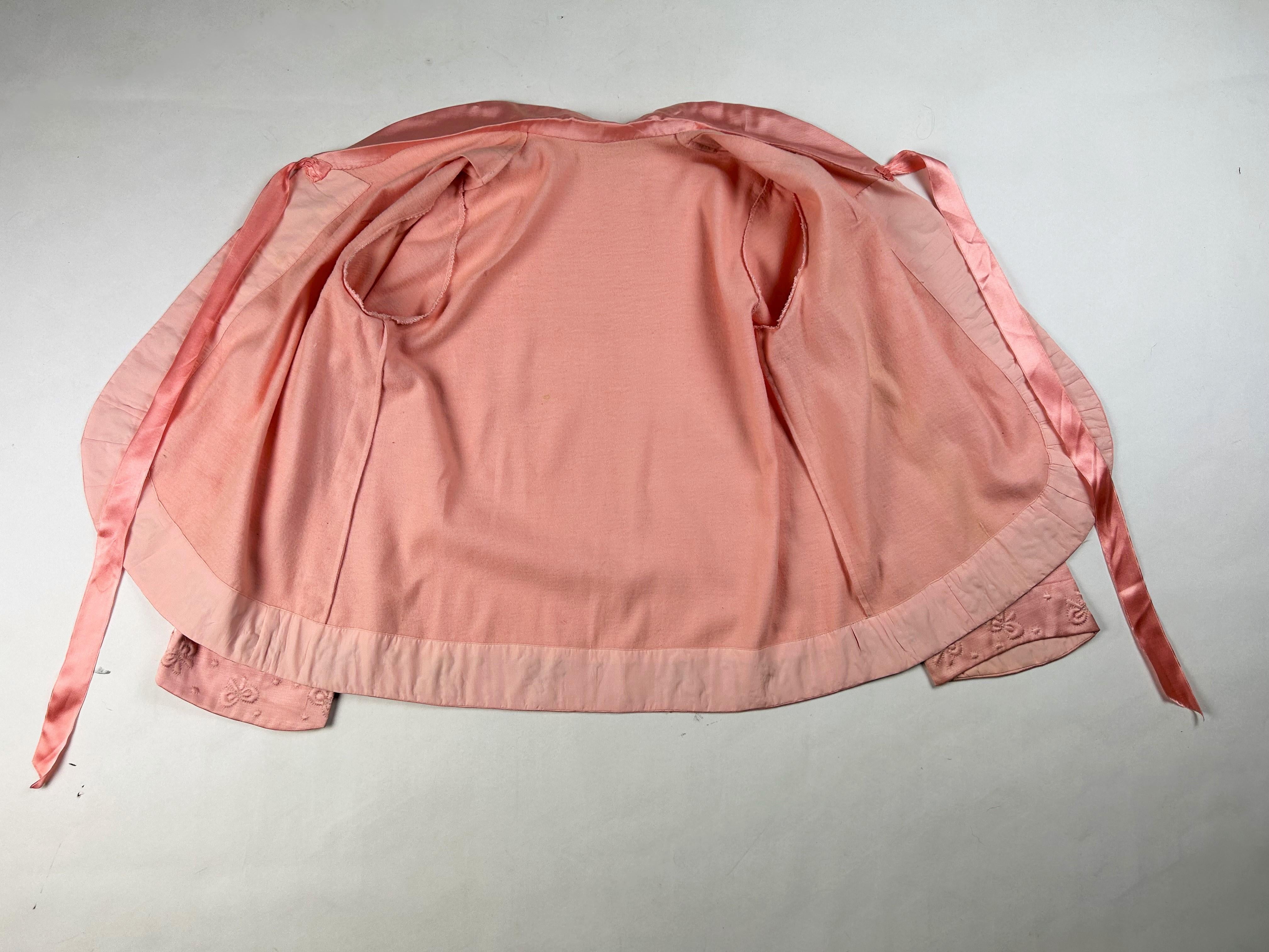Ein rosafarbenes Satin-Nachtkleid und Bolero mit gesteppten Schleifen - Frankreich 1950-1960 im Angebot 12