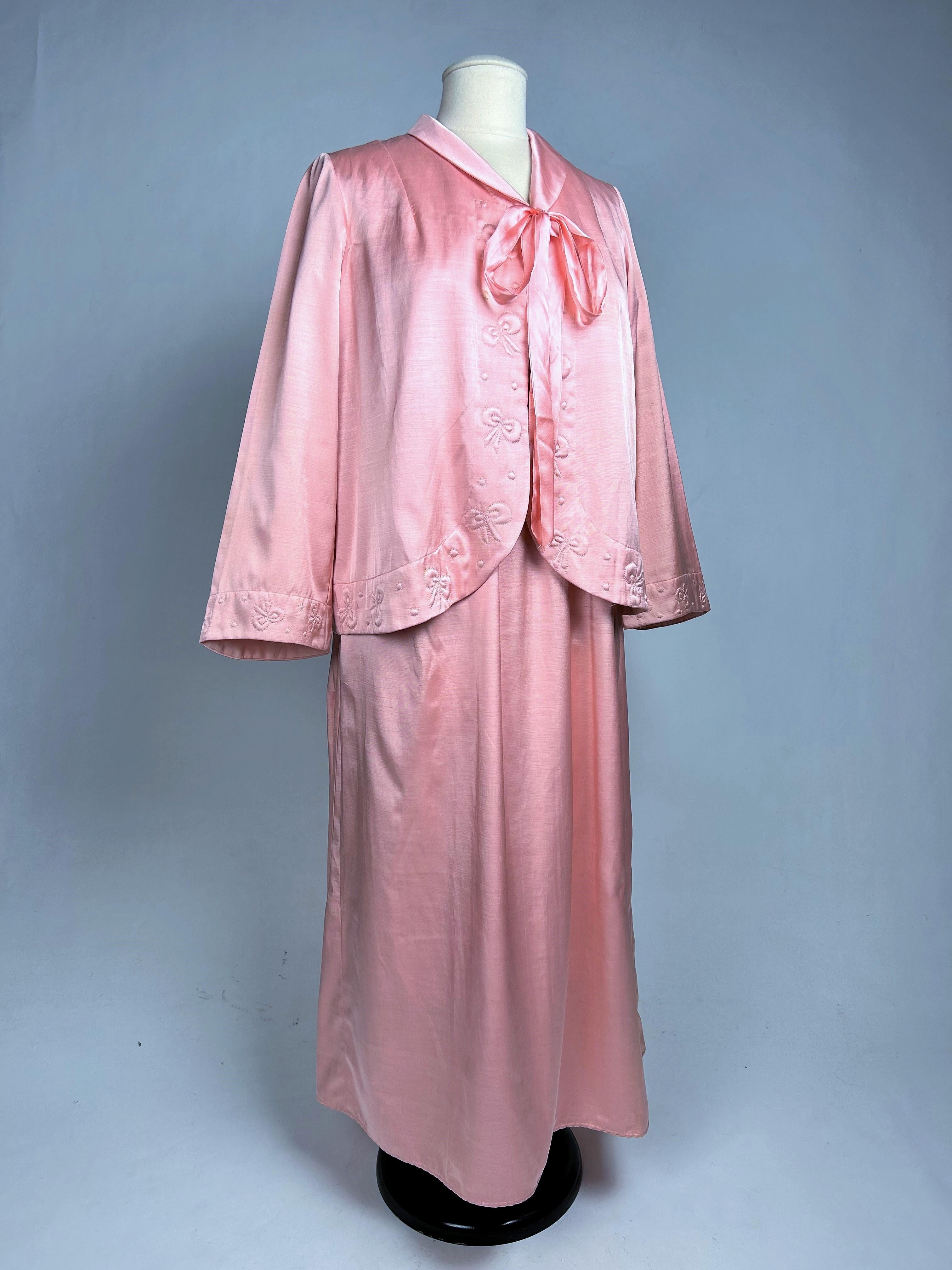 Un camisón y un bolero rosa satinado con lazos acolchados - Francia 1950-1960 Marrón en venta