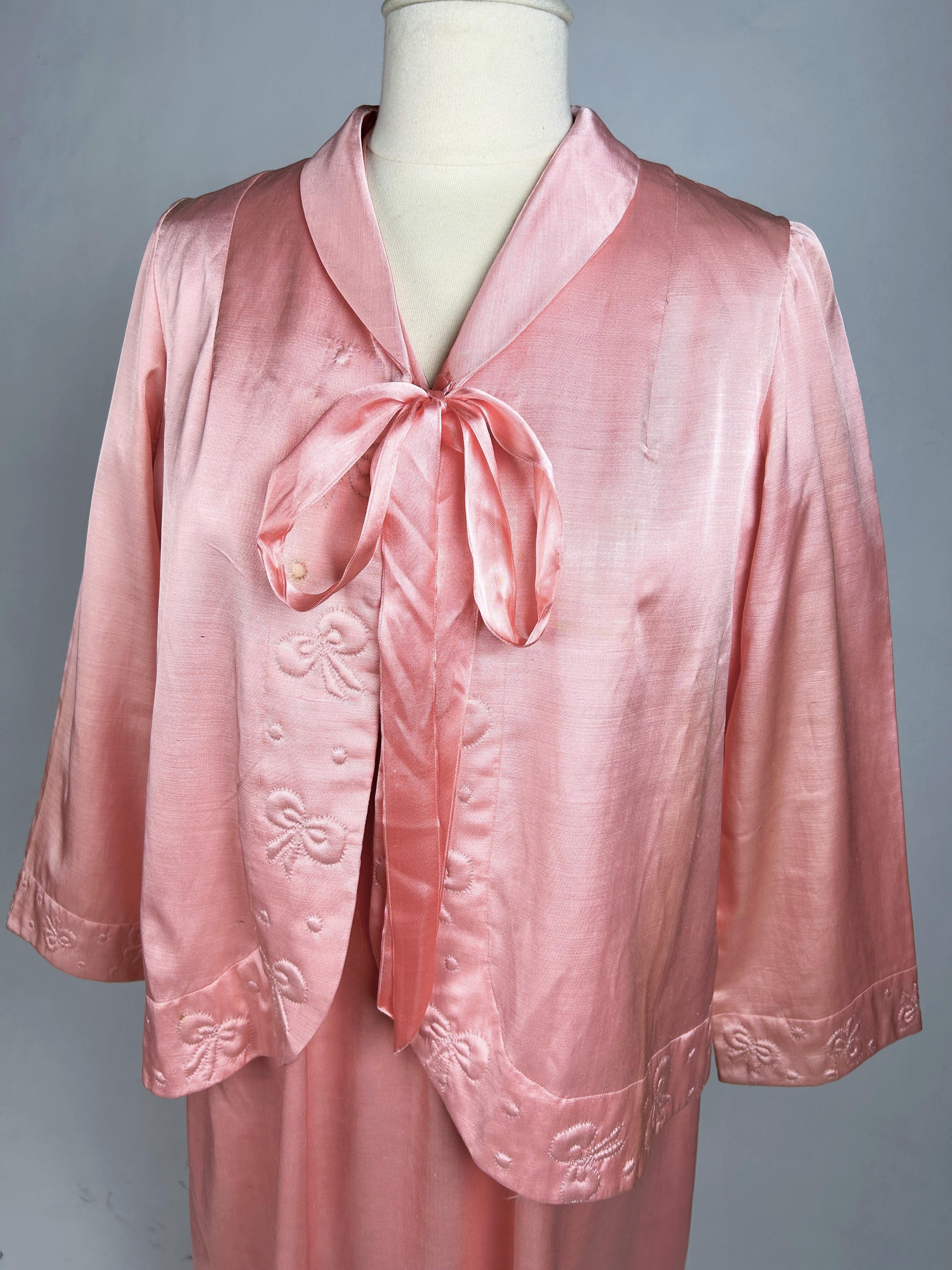 Ein rosafarbenes Satin-Nachtkleid und Bolero mit gesteppten Schleifen - Frankreich 1950-1960 Damen im Angebot